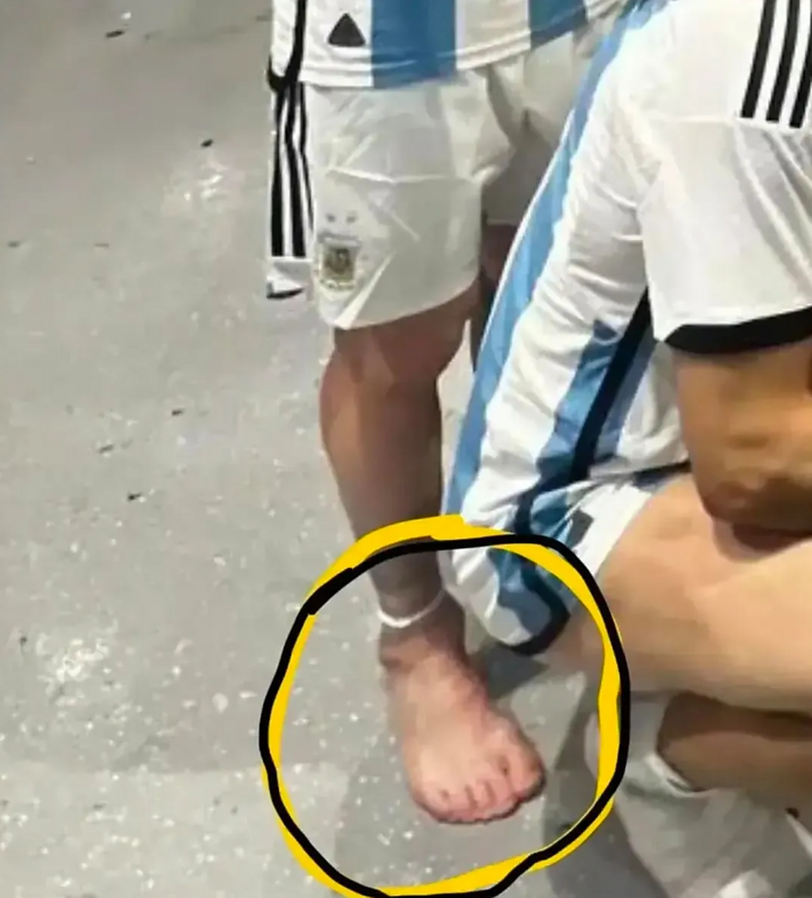 看梅西的脚!绝对是天生就用来踢球的!