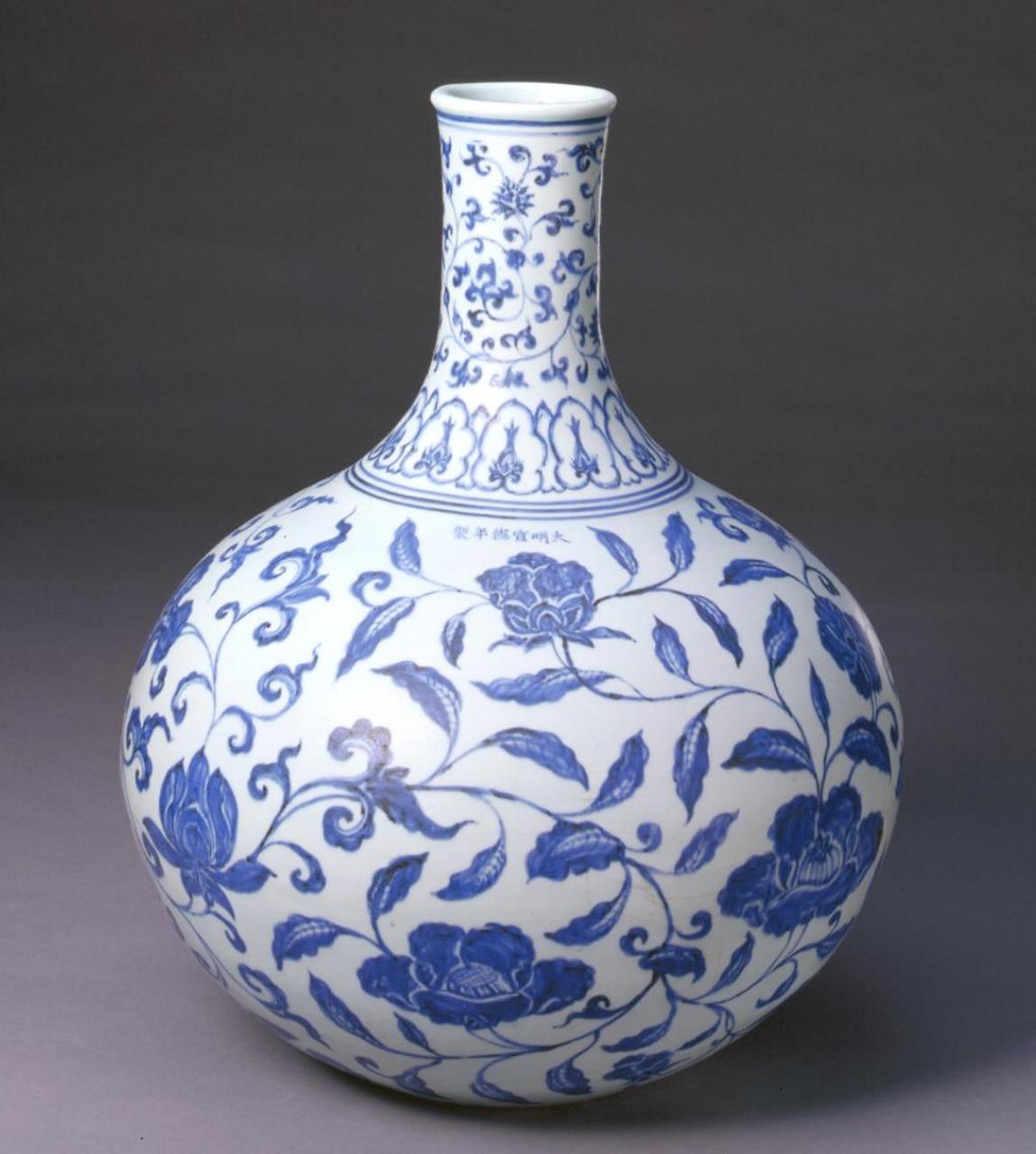 青花瓷经典纹饰介绍:缠枝纹  缠枝纹,又叫"长寿藤",是青花瓷器最常见