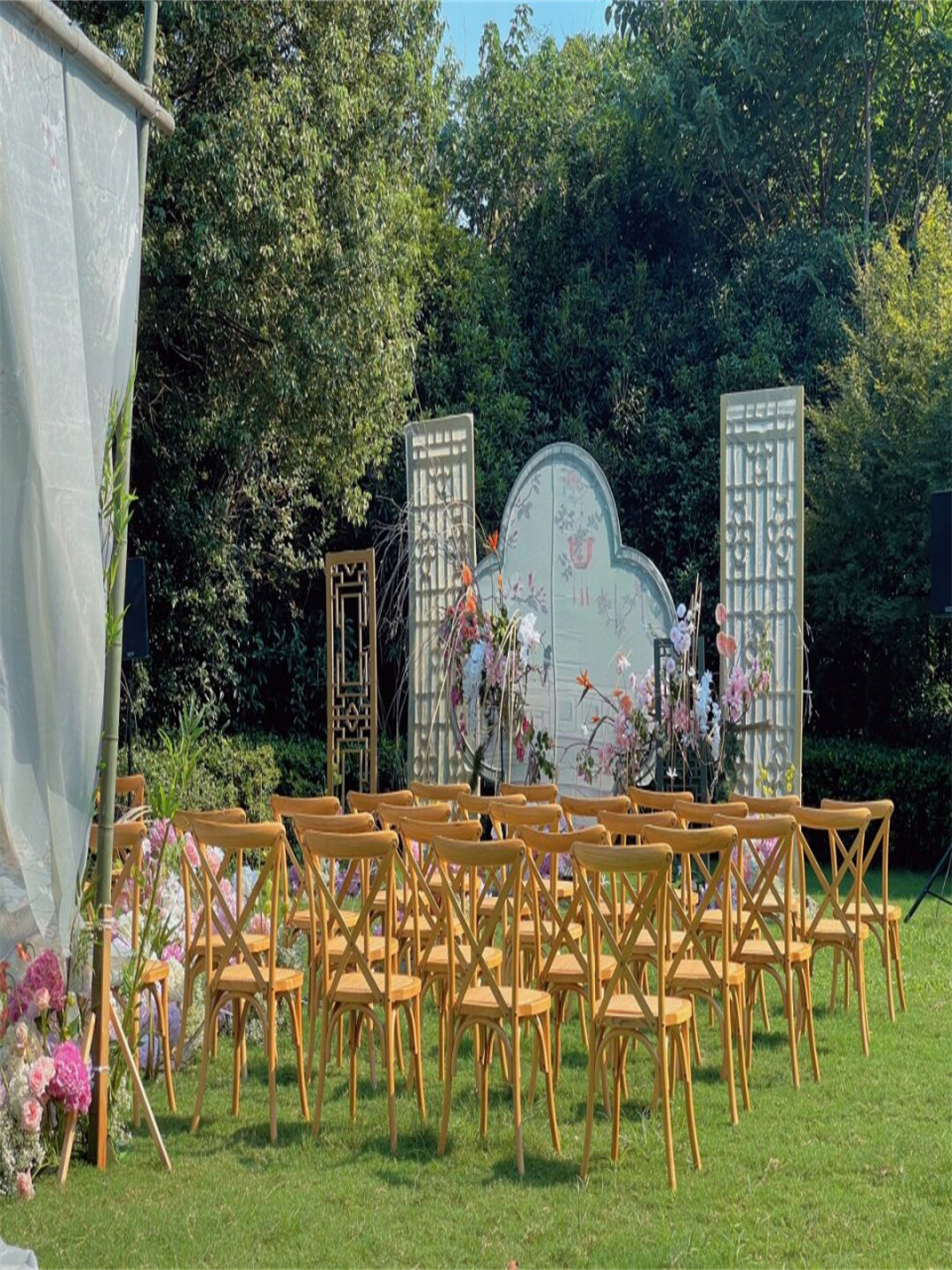 自带温暖滤镜呀新中式草坪婚礼  今年秋天的首场草坪婚礼,我们选择了