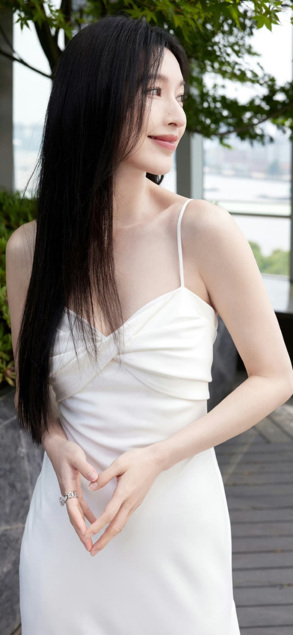 张俪白色吊带裙,是初夏心动的感觉