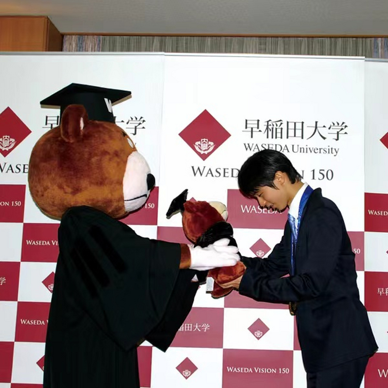 来自羽生结弦母校早稻田大学的祝福  "恭喜羽生结弦先生结婚!