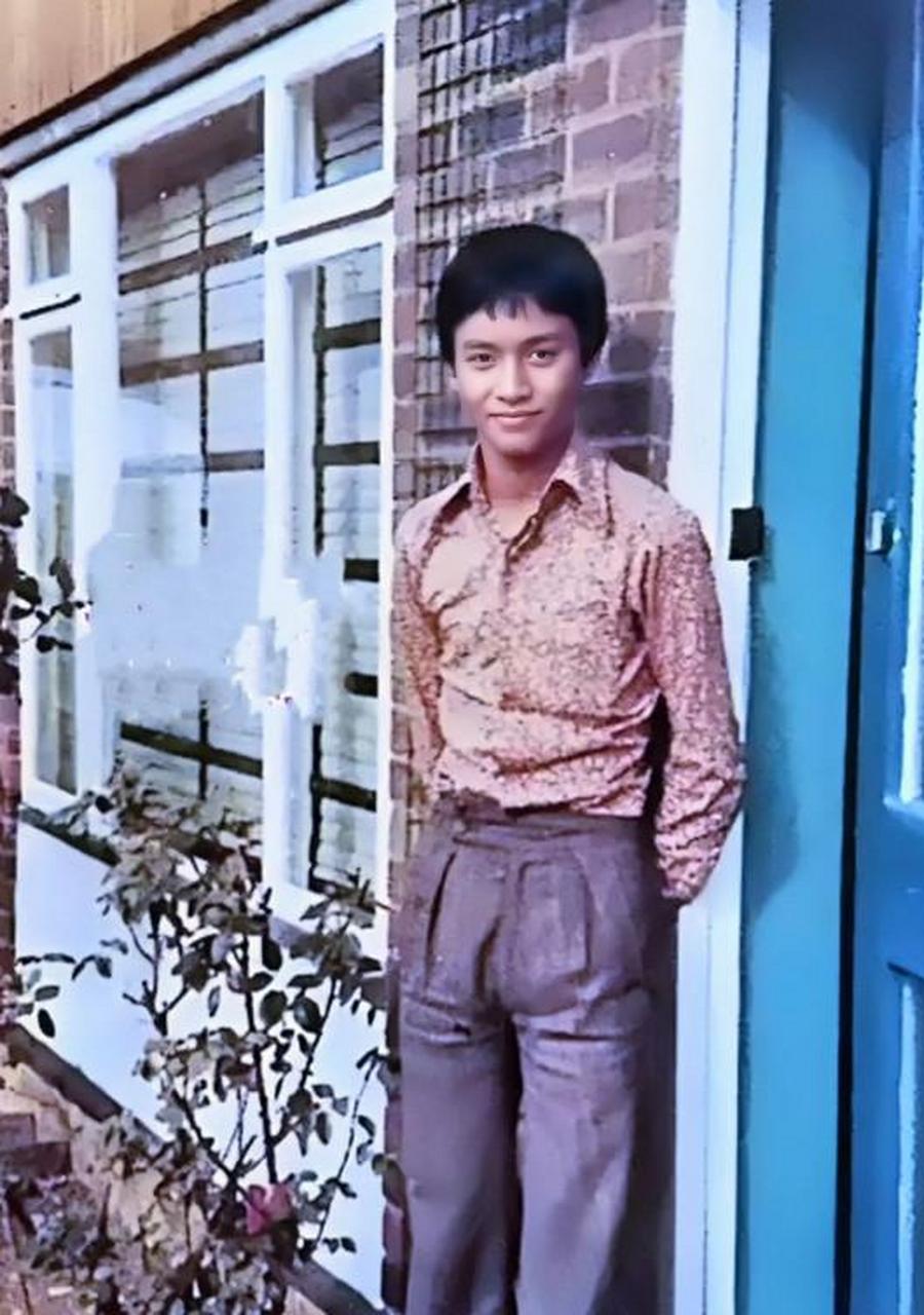 1972年,16岁的张国荣在英国留学是的照片.