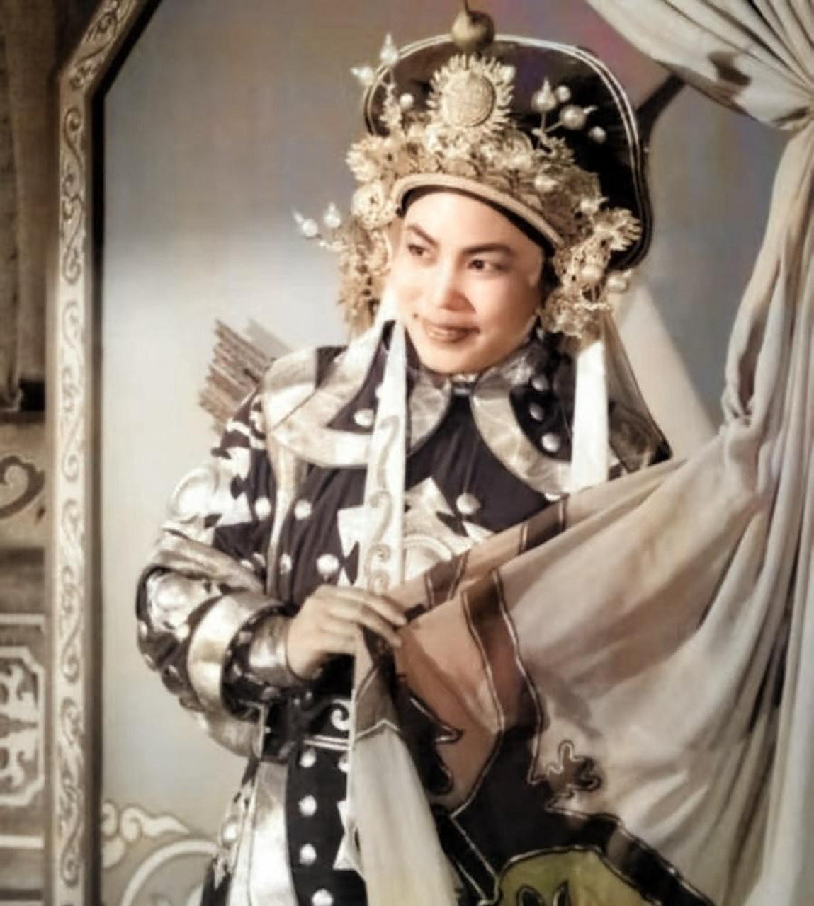 1951年,常香玉在全国巡回演出170多次,并向志愿者捐赠了一架战斗机.