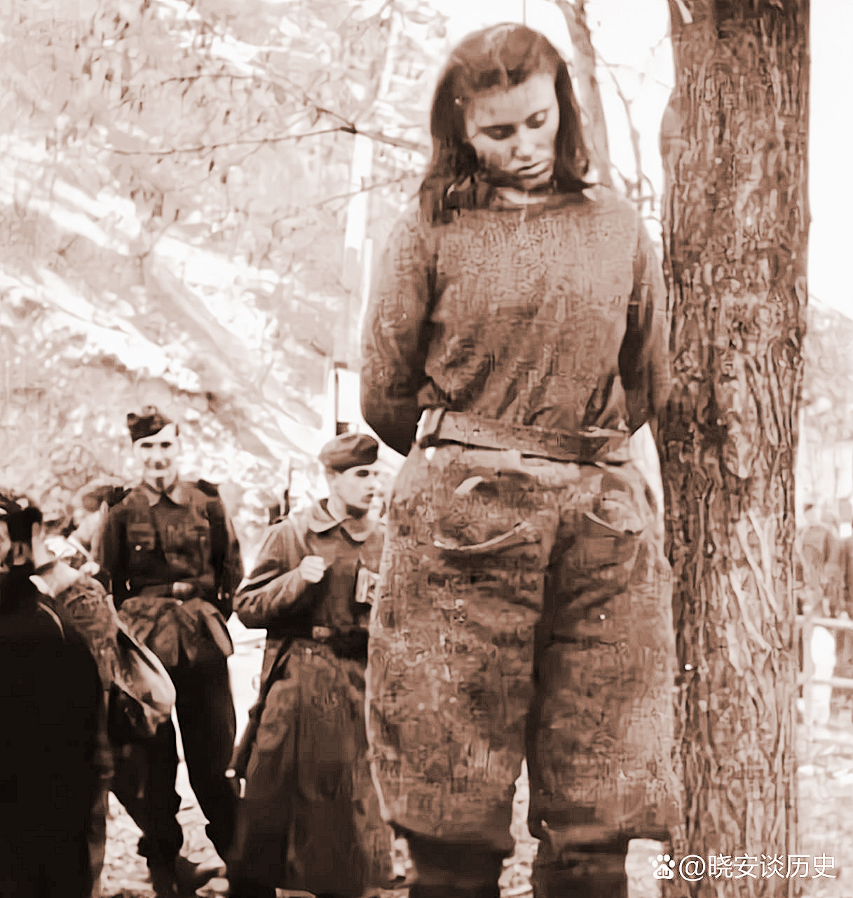 1942年,南斯拉夫,17岁的女游击队员莱帕·拉蒂奇生前的照片.