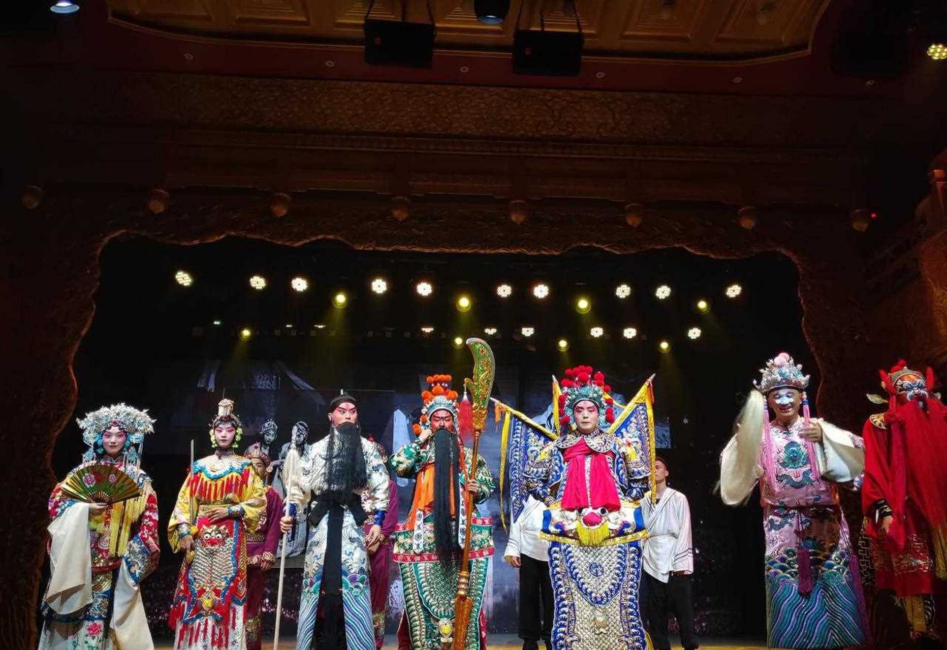 始建于1785年的天乐园大戏楼位于前门鲜鱼口大街,作为清代"四大戏楼"