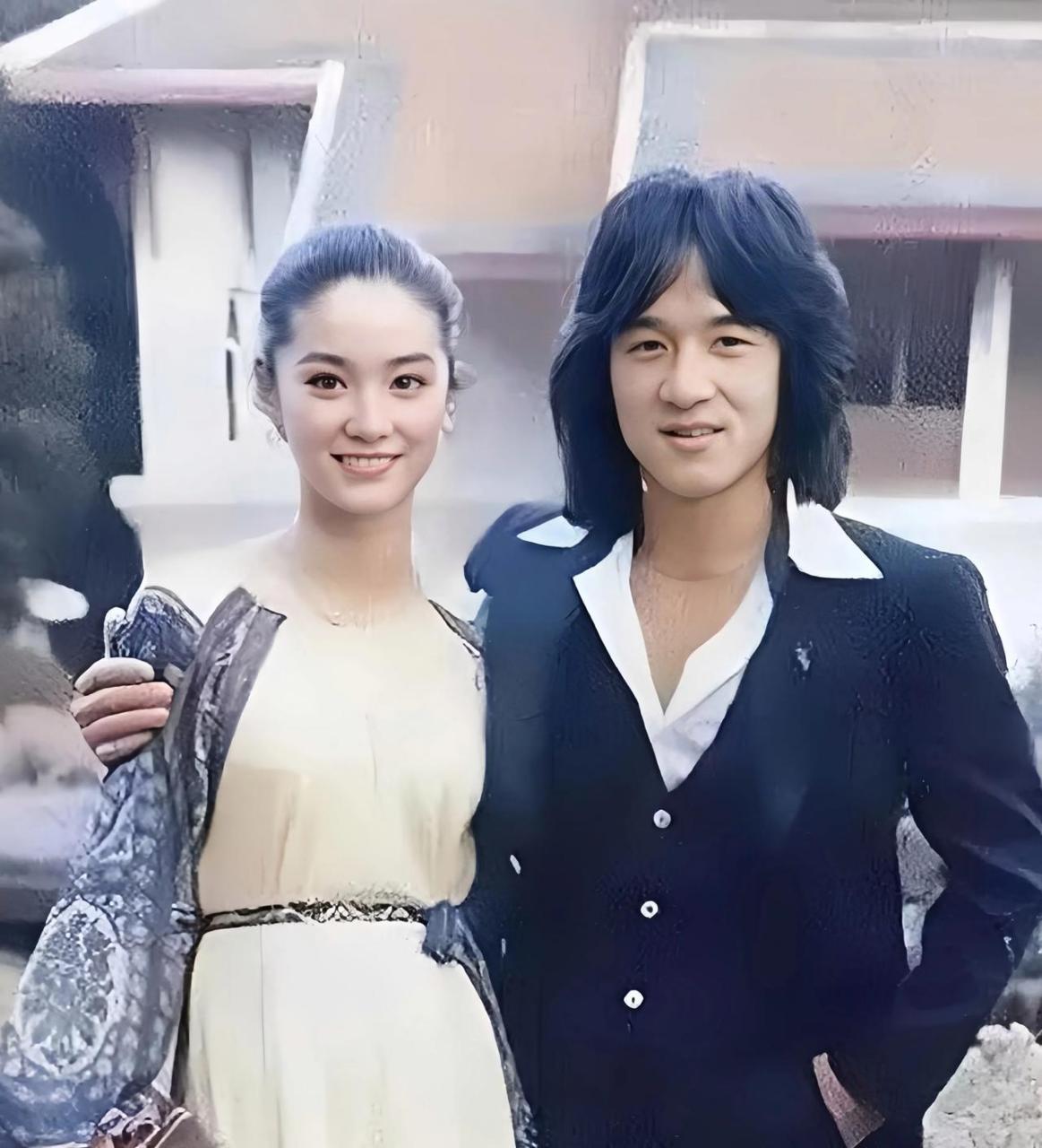 年轻时期的林青霞和成龙的珍贵合影,那时候他们还很年轻,满满的胶原