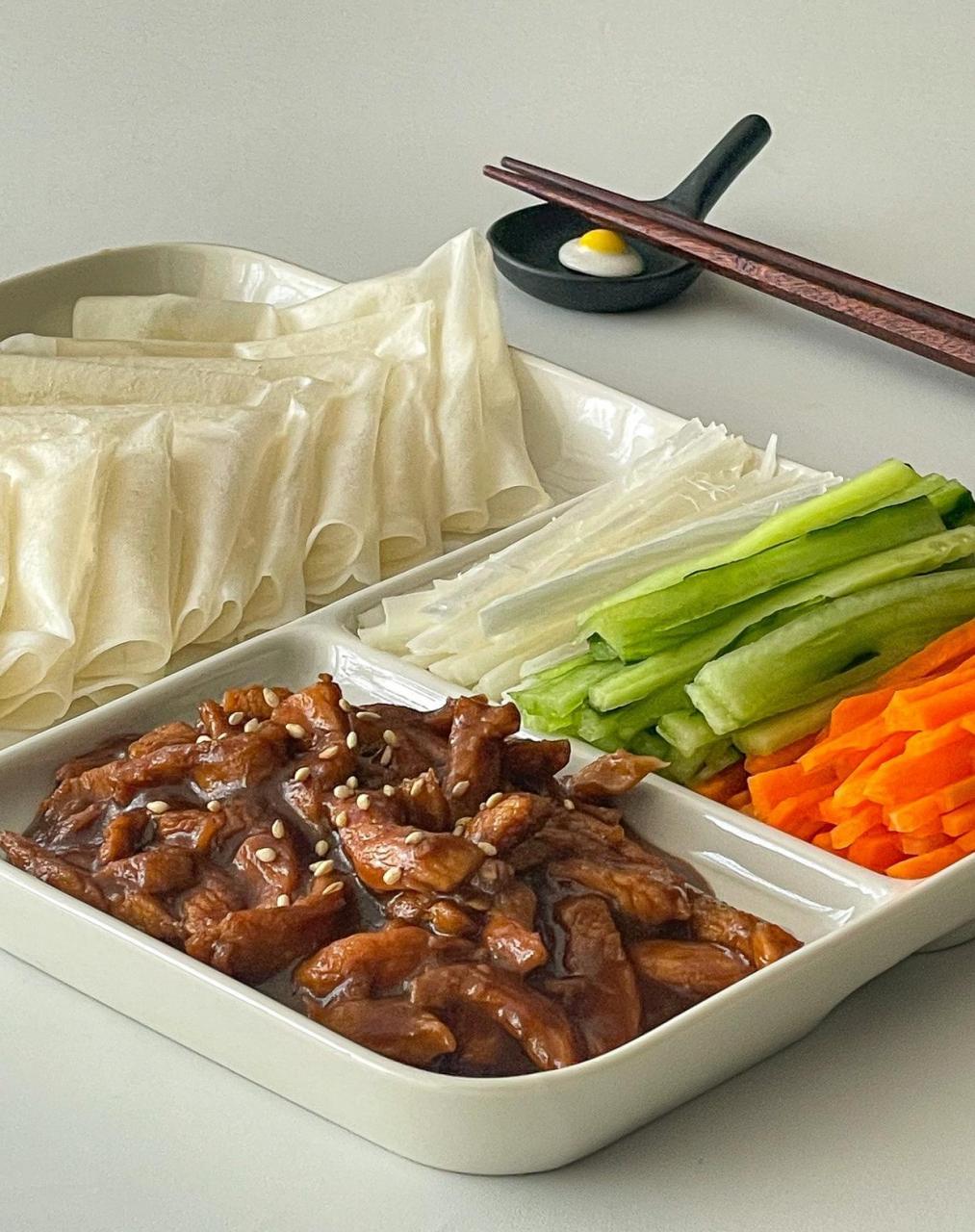 95京酱肉丝春饼 给自己就安排了一款鸡胸肉版京酱肉丝搭配这饼皮吃