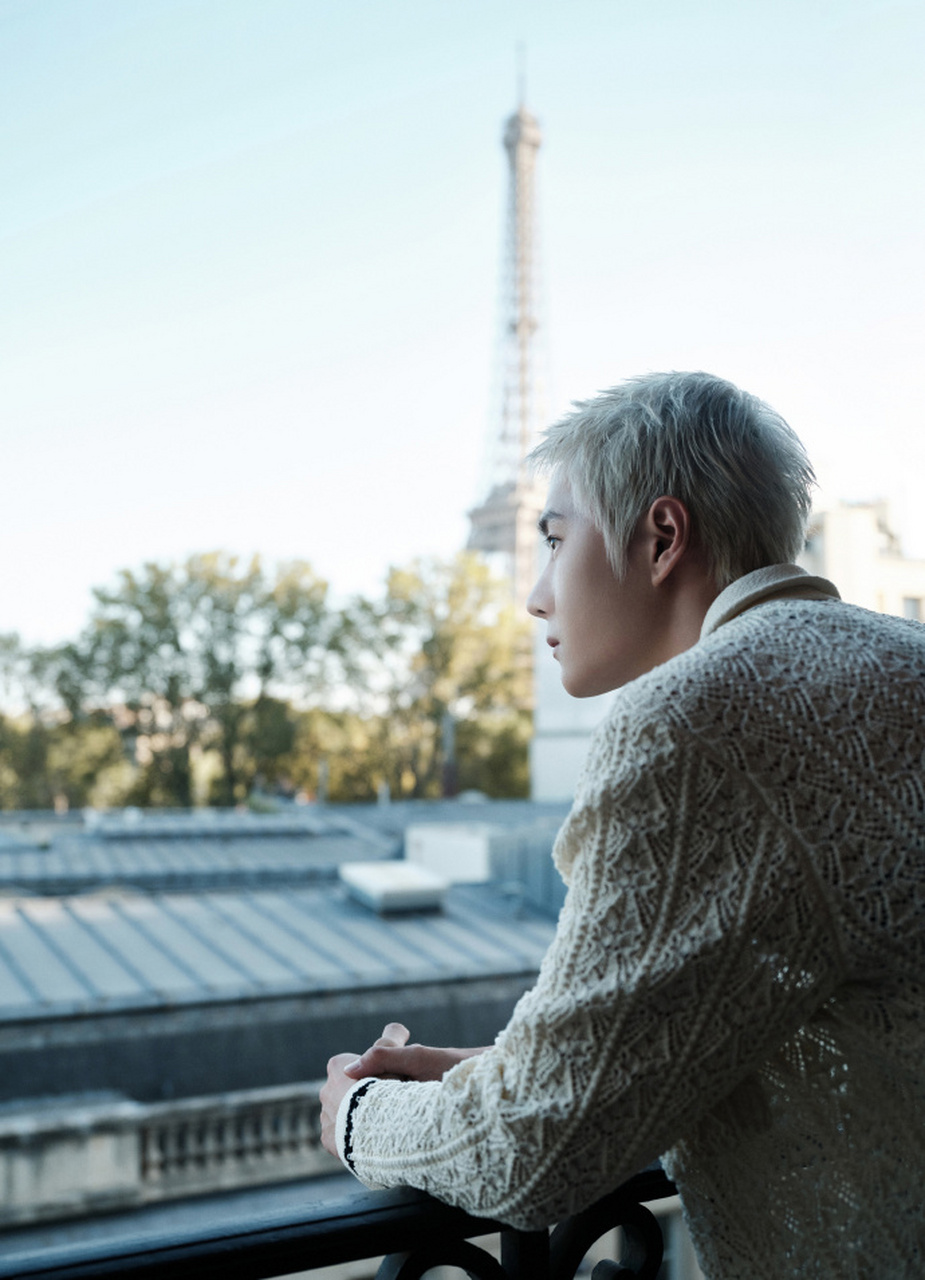 王一博巴黎时装周白发造型街拍曝光,全黑造型搭配一头白发,时尚感十足