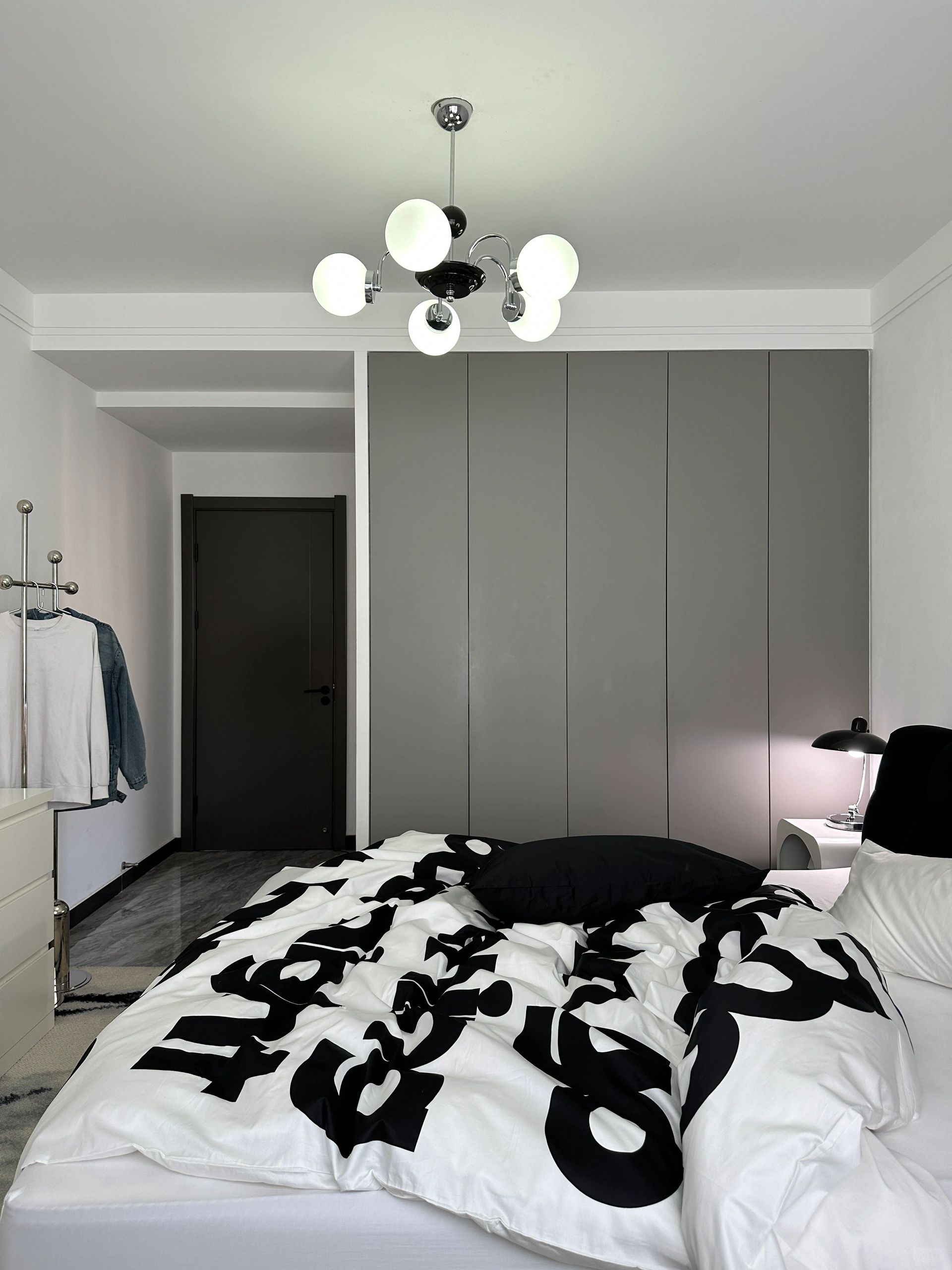 15㎡黑白灰卧室,这样布置真的高级又实用!