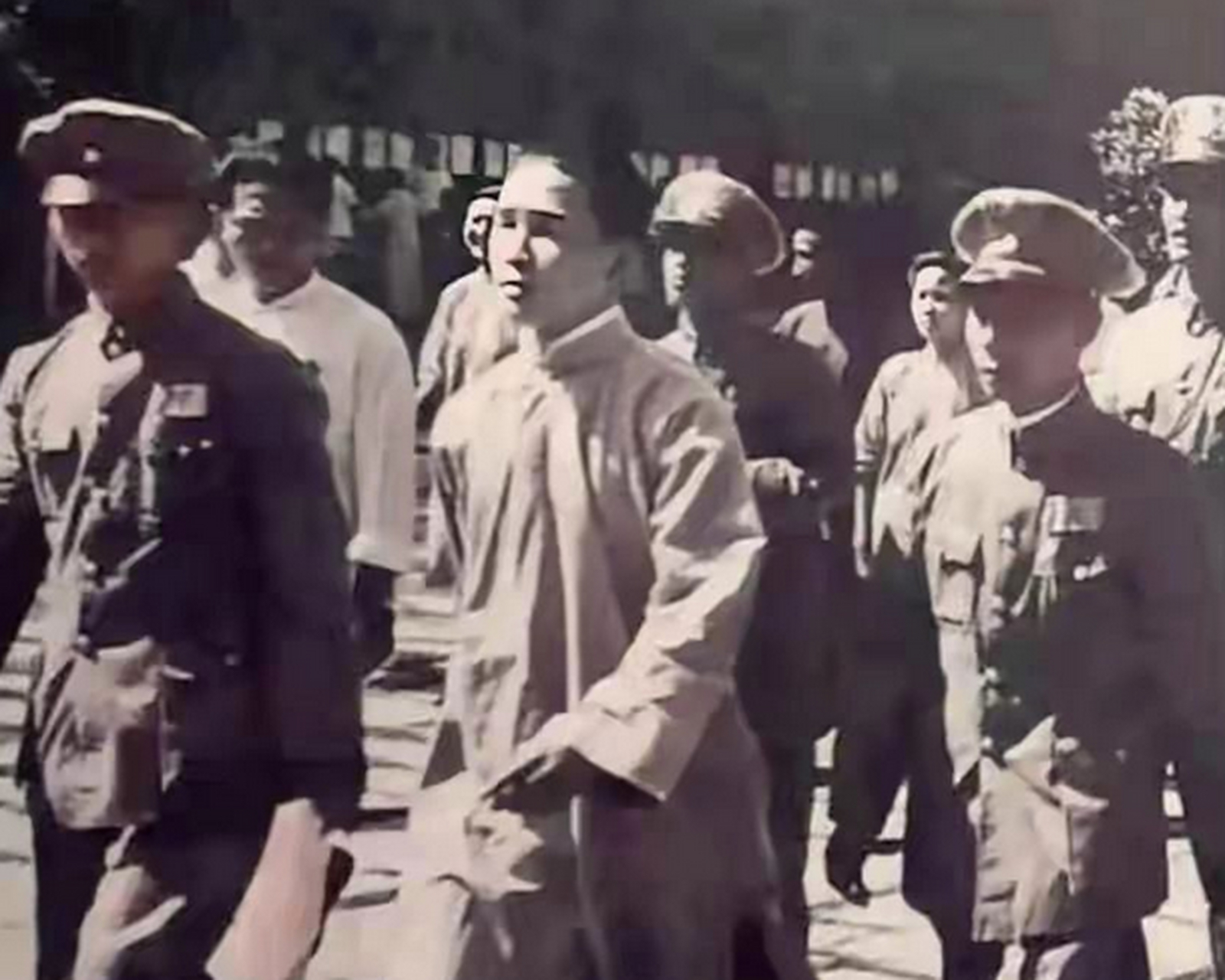 1946年,南京高等法院门口,汪精卫的小儿子汪文悌!