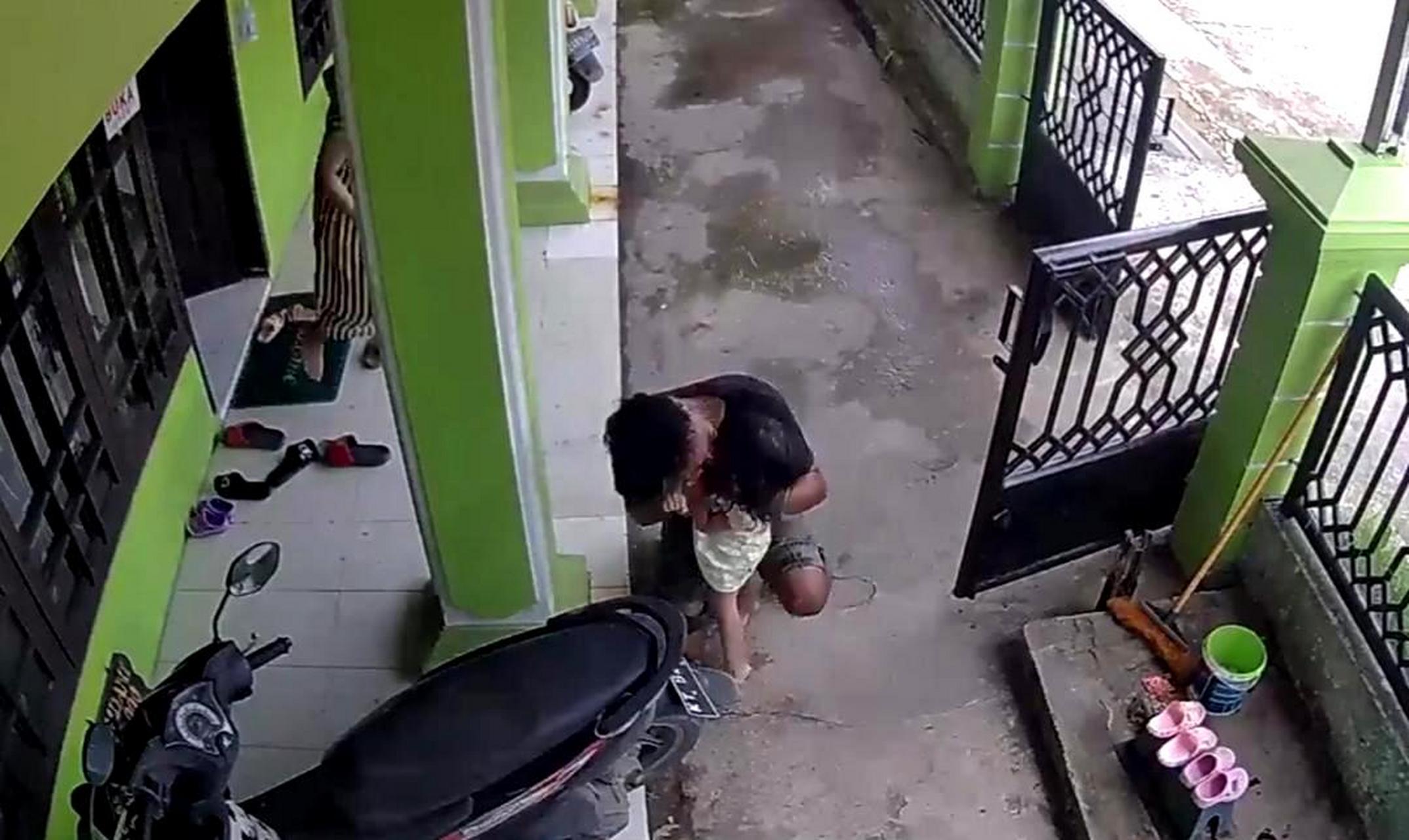 这名男子在白天时分在别人家门口对小女孩进行强吻,实在是太过胆大了.