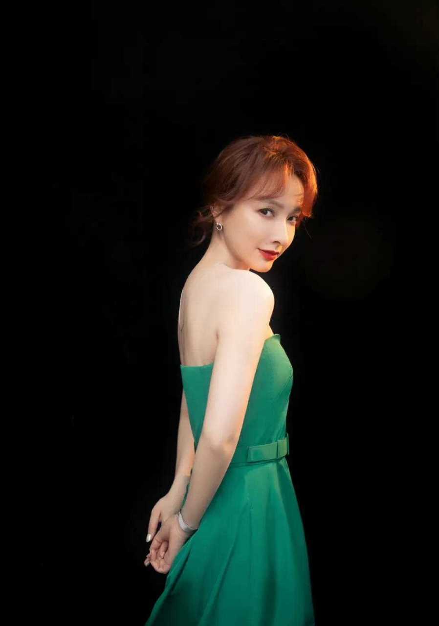 [什么鬼] 吴昕最新动态[亲亲] 墨绿色抹胸长裙好美好美啊 昕昕子的美