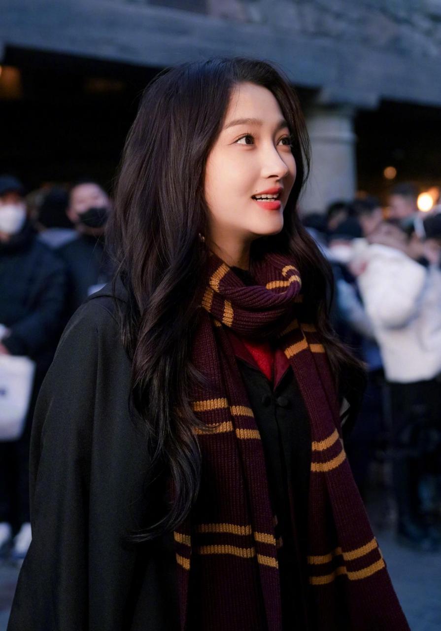 关晓彤环球影城游玩随拍,尤其是哈利波特学院装也太有适配度了吧[比心