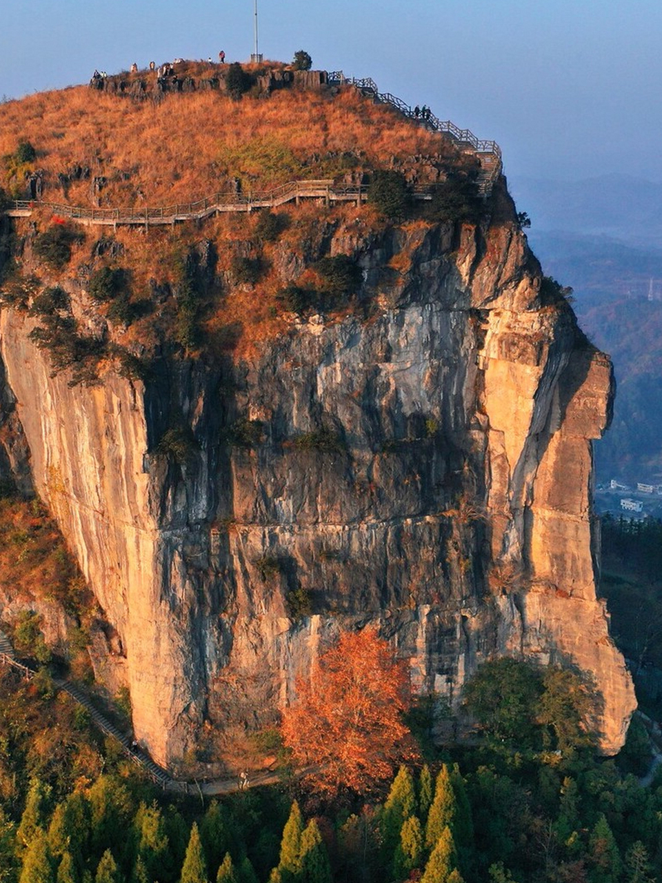 贵州凯里市郊香炉山,冬日里依旧五彩斑斓,香炉山仅有一条小道盘旋而上