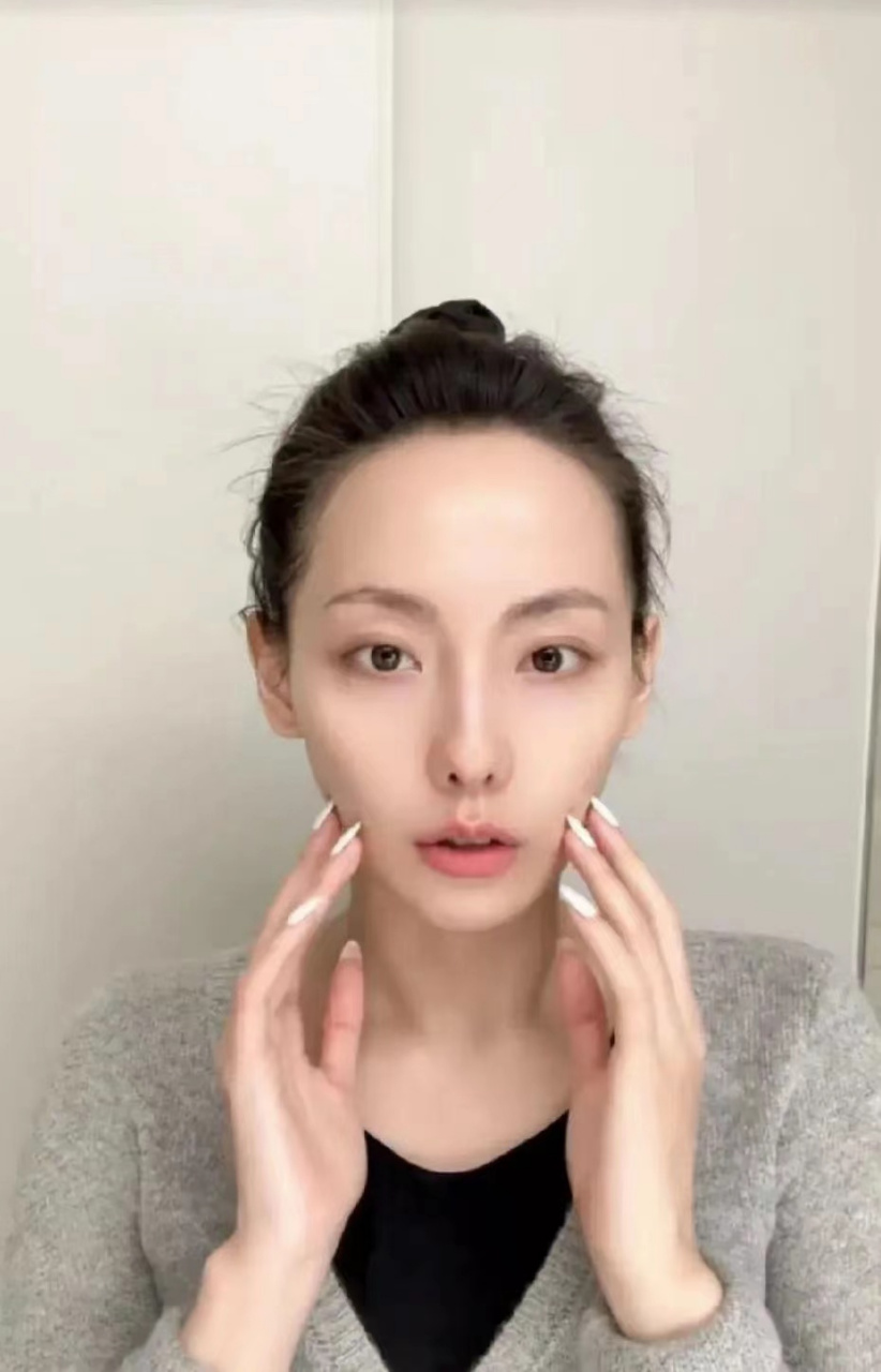 张嘉倪的眼睛好像有点对眼,怪不得她眼神不好