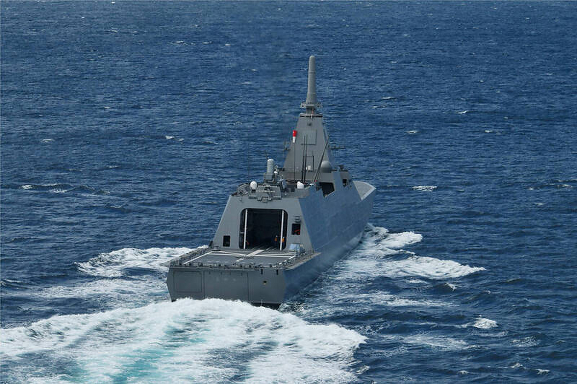 近期,日本海上自卫队新一代导弹护卫舰最上级的4号舰"三隈"号建成服役