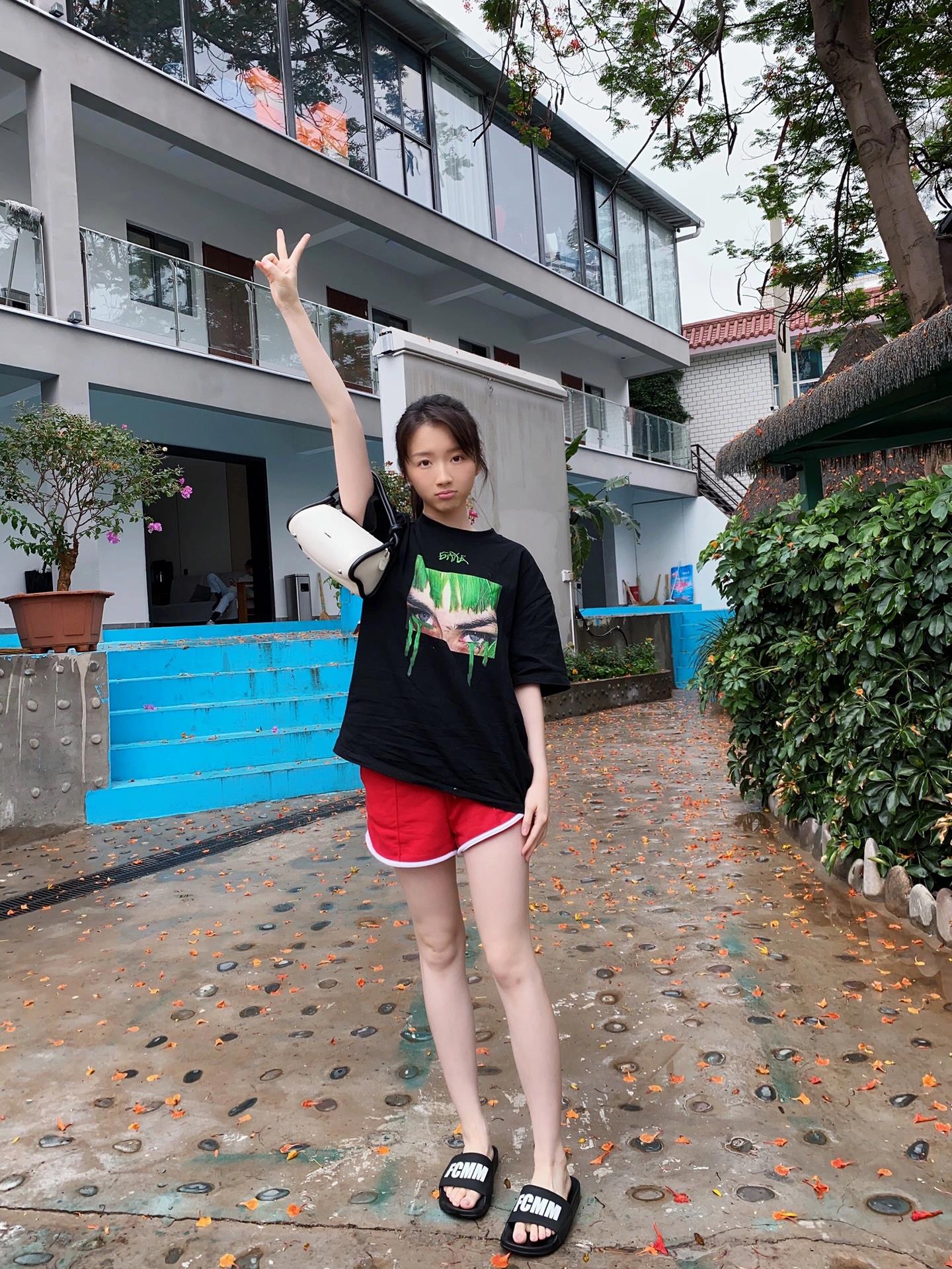 李浩菲夏日ootd 好爱这种休闲时髦感!