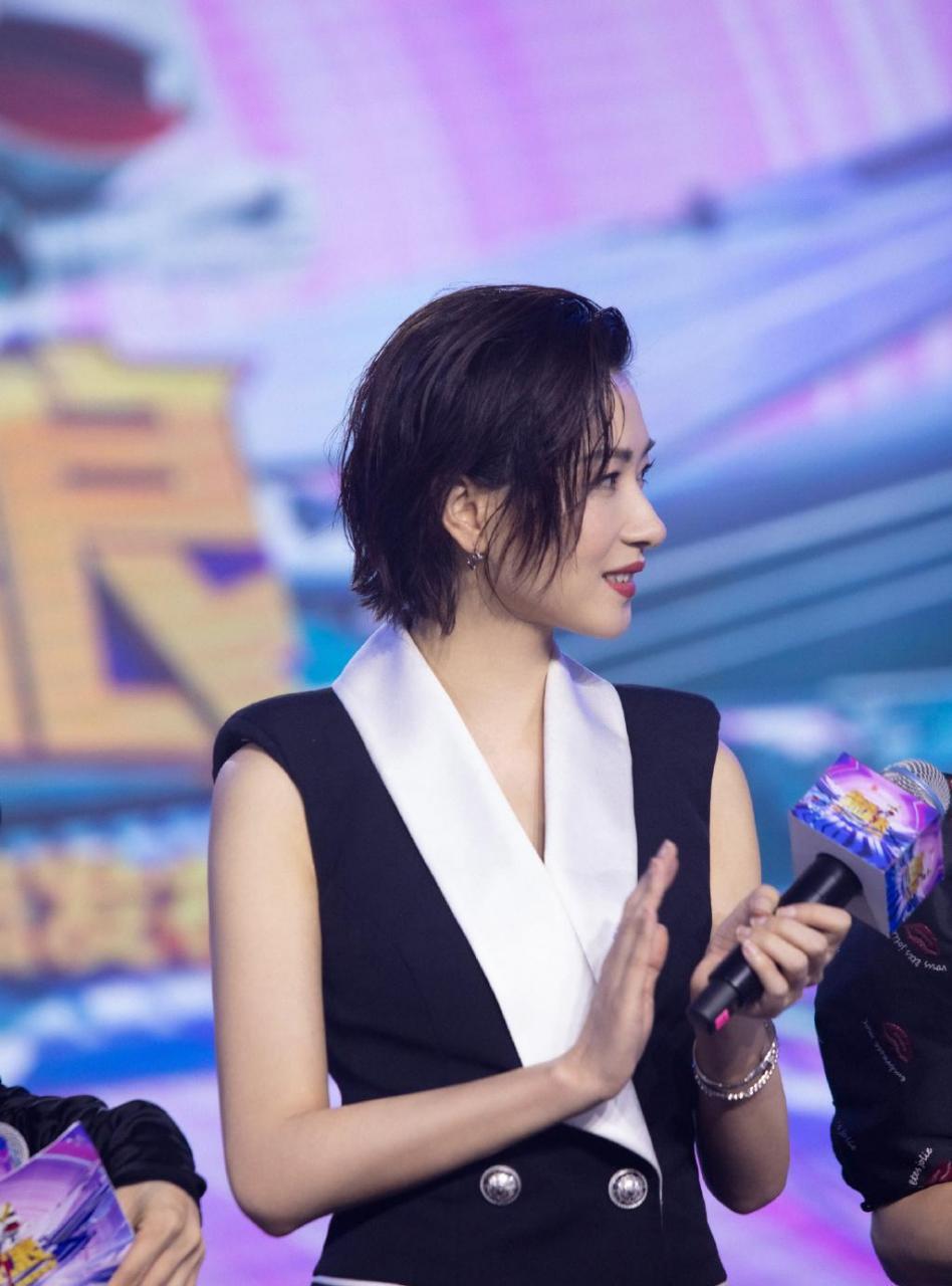 万茜双排扣连衣裙性感图片