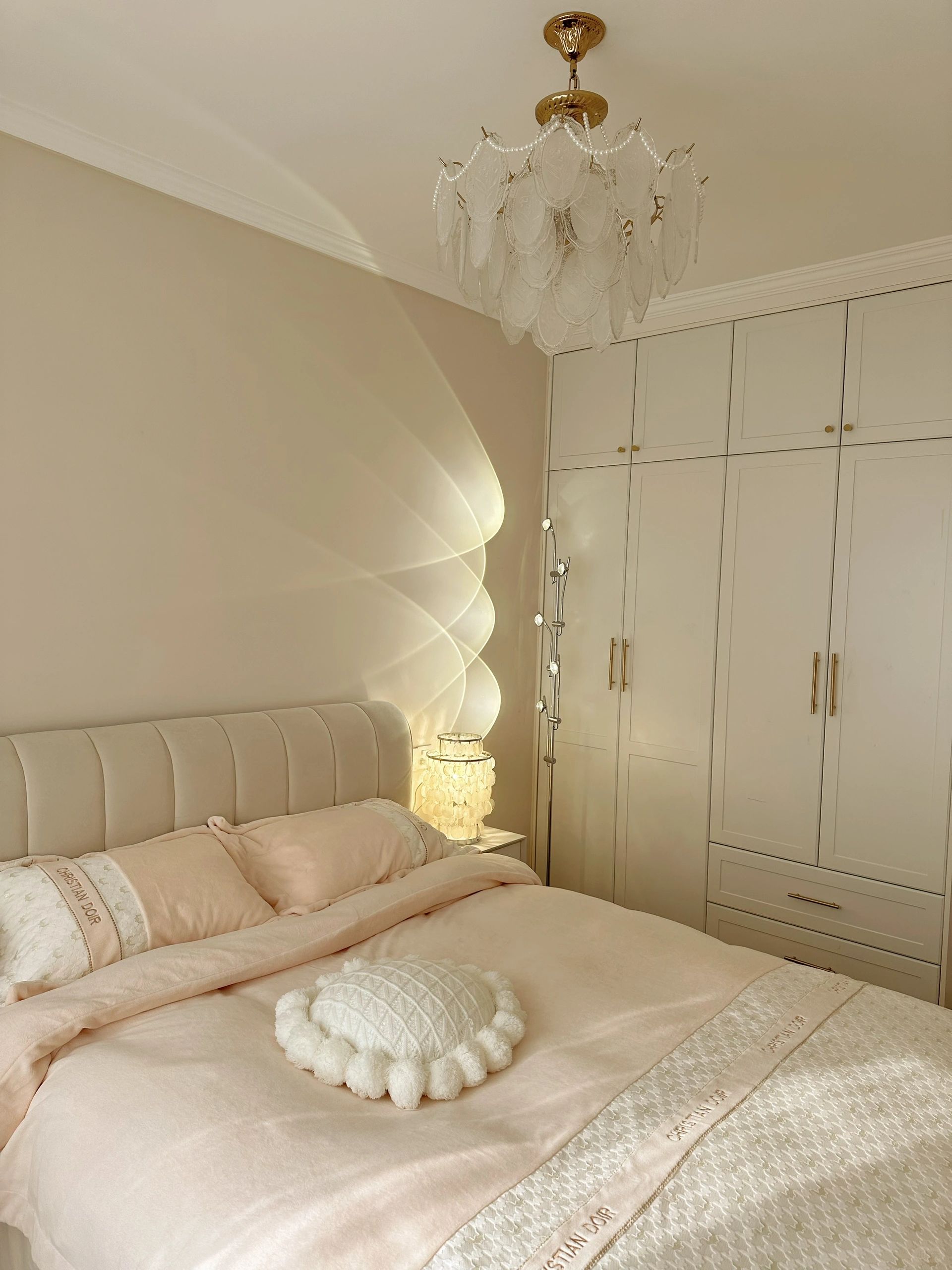 入冬后的温柔粉色系卧室 相信每个女孩子都无法抗拒的颜色 卧室虽然不