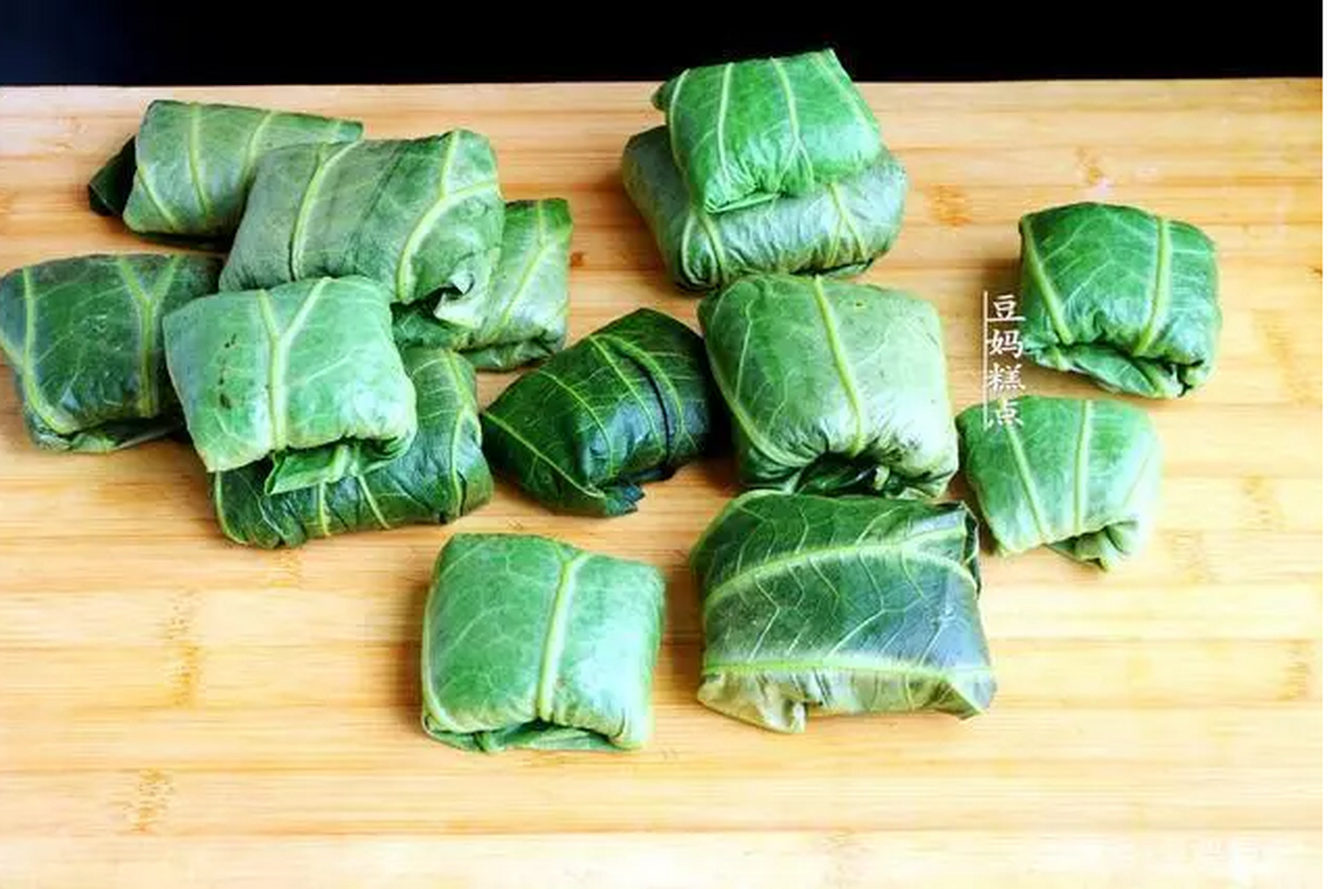 包粽子是端午节的特色民俗活动,在我国南方包粽子采用竹叶比较普遍