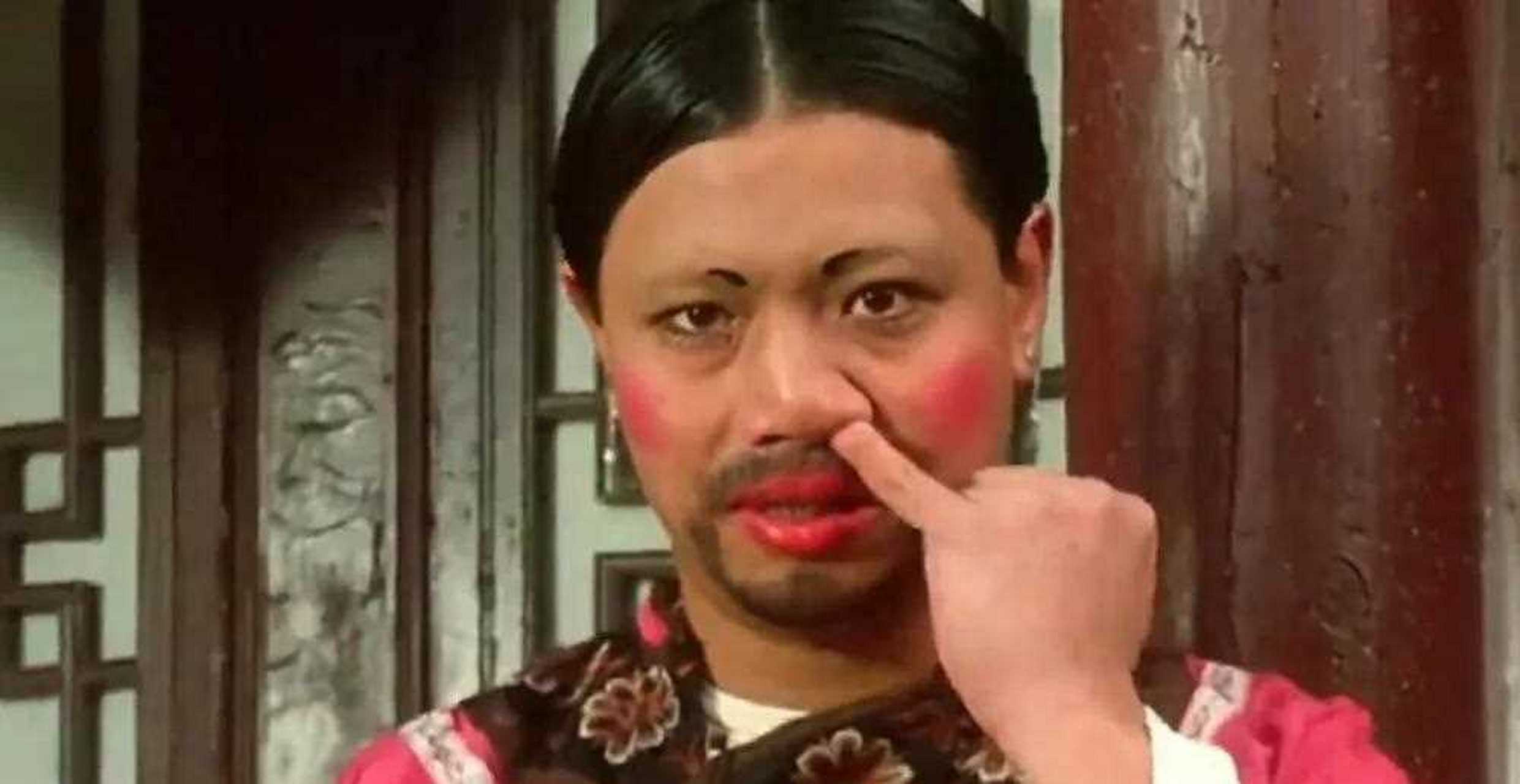 1994年,在电影《九品芝麻官》中,李健仁饰演的如花惊艳登场并撞毁了一