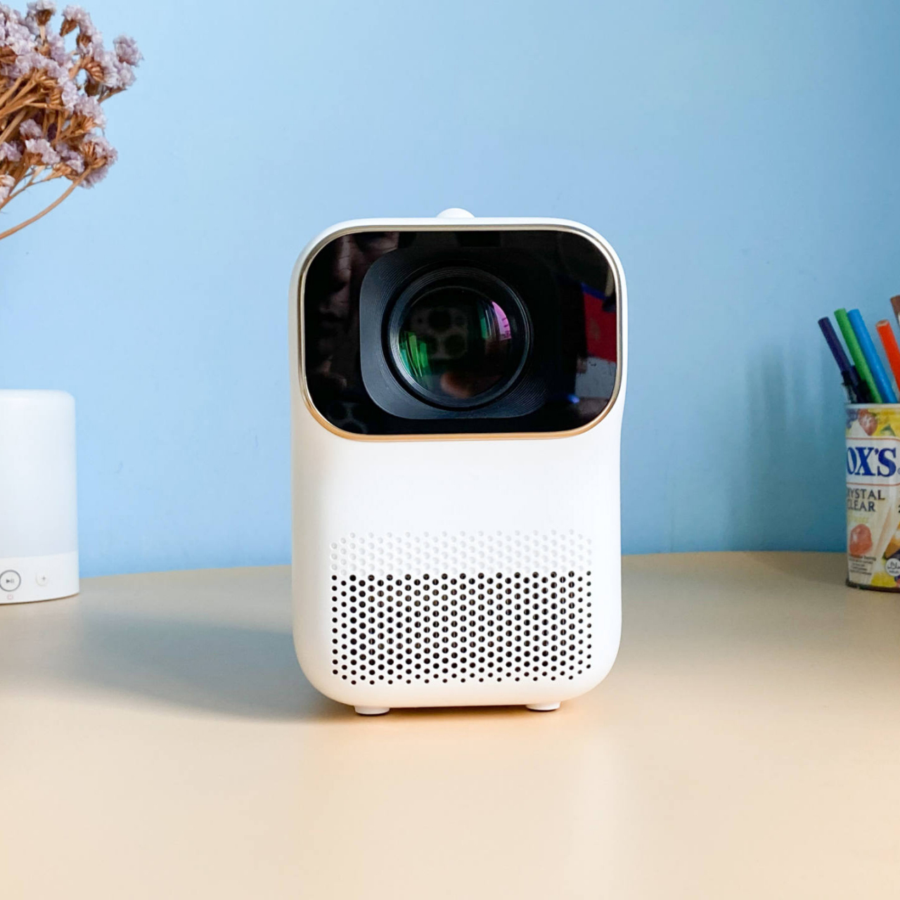 瞧瞧我新入手的小明q1迷你投影仪,看看这萌萌的白色机身,还真有点