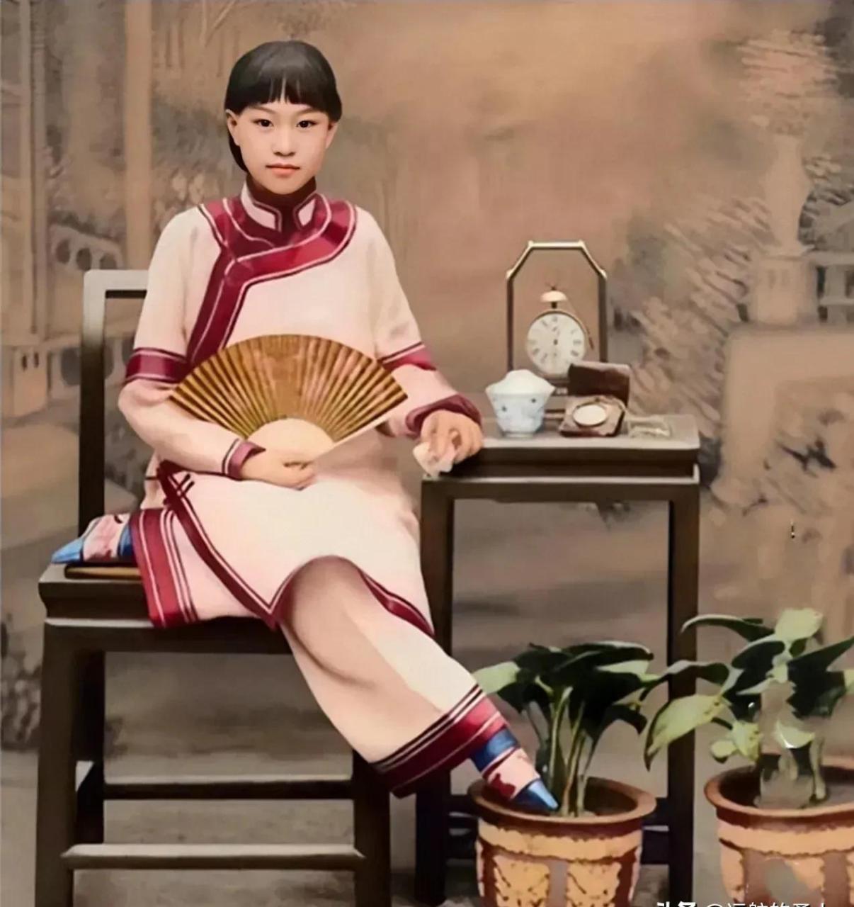 领动计划# 清朝时期大户人家的女子,长得还挺清秀,还是"三寸金莲"!