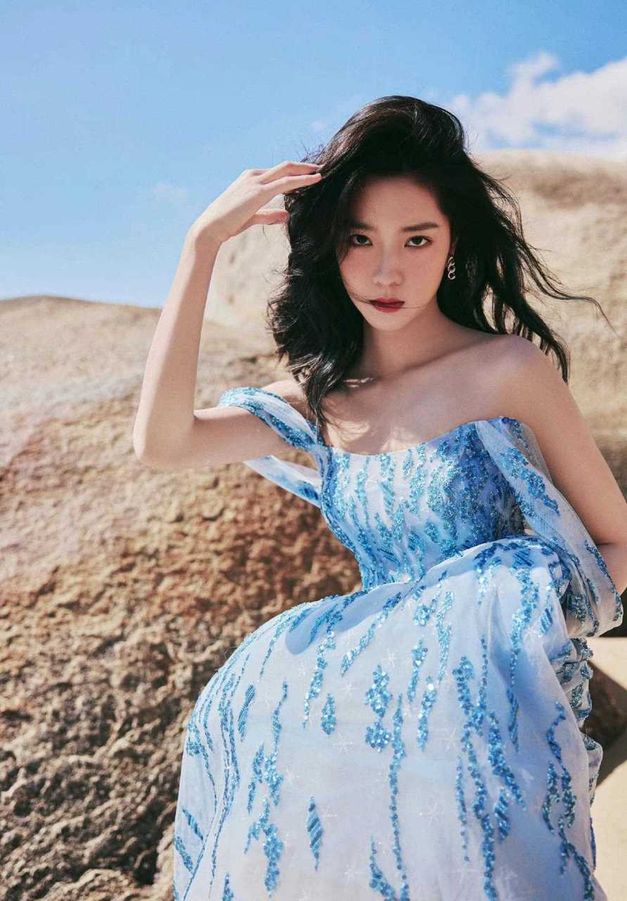 庄达菲海边浪漫写真!蓝色纱裙美丽灵动,治愈笑容温柔甜美.