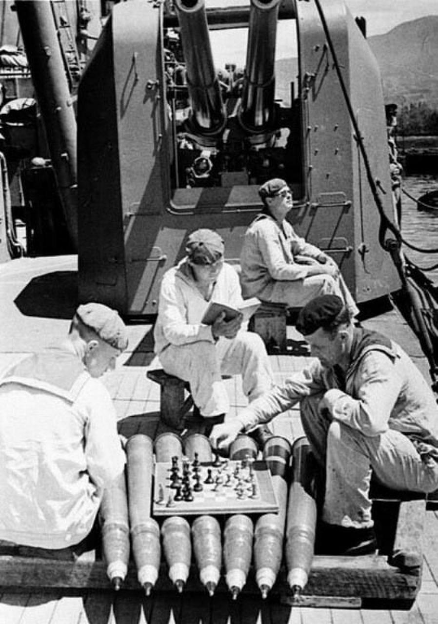 领动计划# 1943年苏联海军巡洋舰"红色高加索"号水兵在闲暇时下象棋