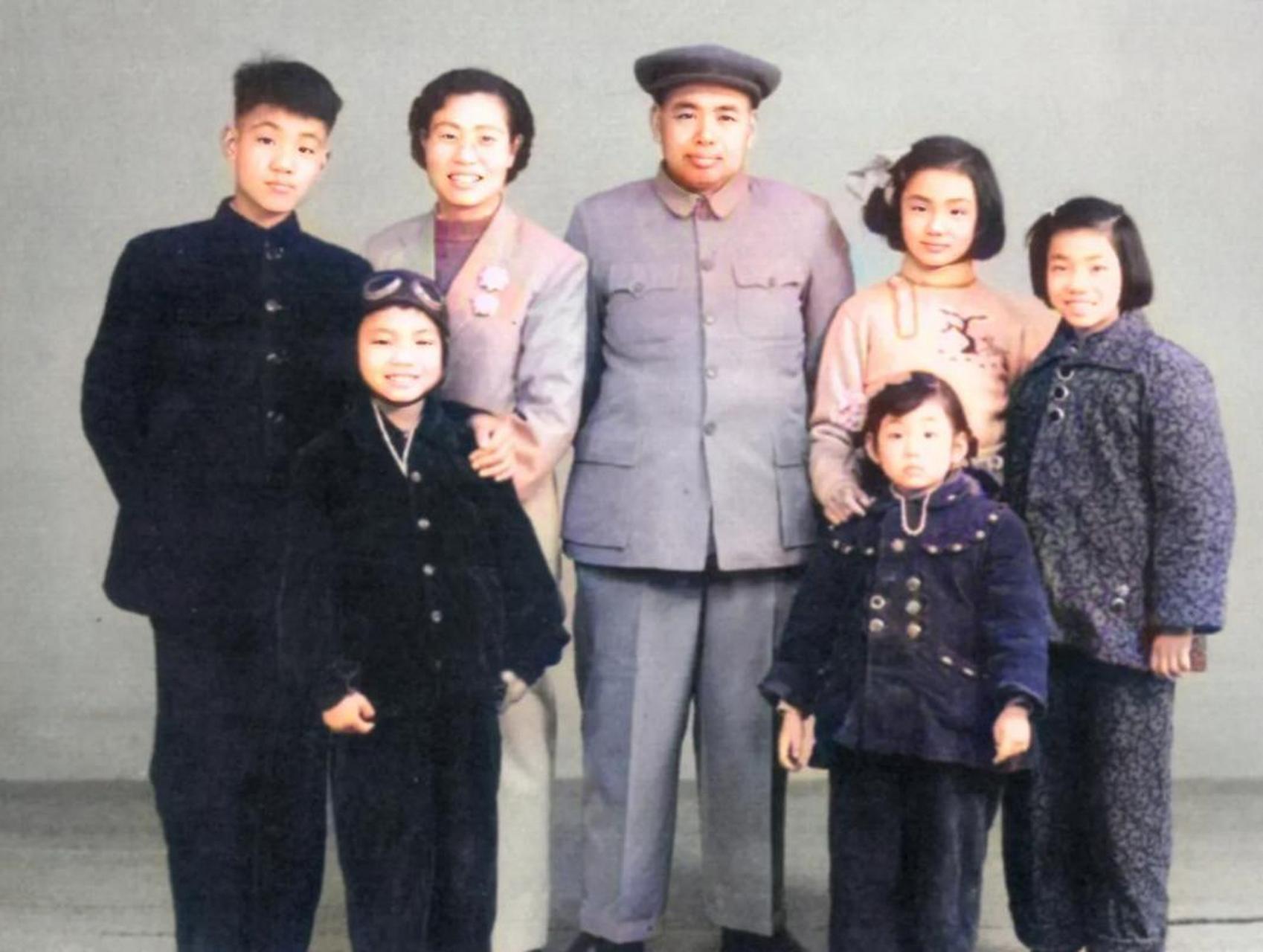 50年代,许世友与妻子田普,及5个孩子的一张合影,许世友共有7个孩子