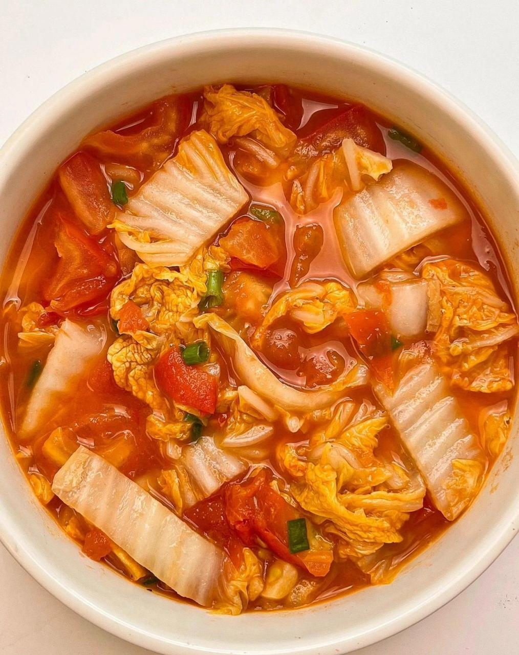 食材:番茄,娃娃菜 做法: 1番茄娃娃菜切小块备用 2平底锅少油放入