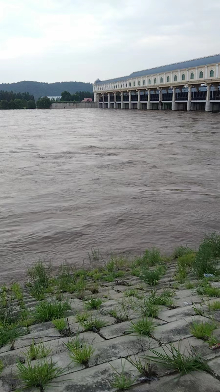 去拦河大坝发生的一件事