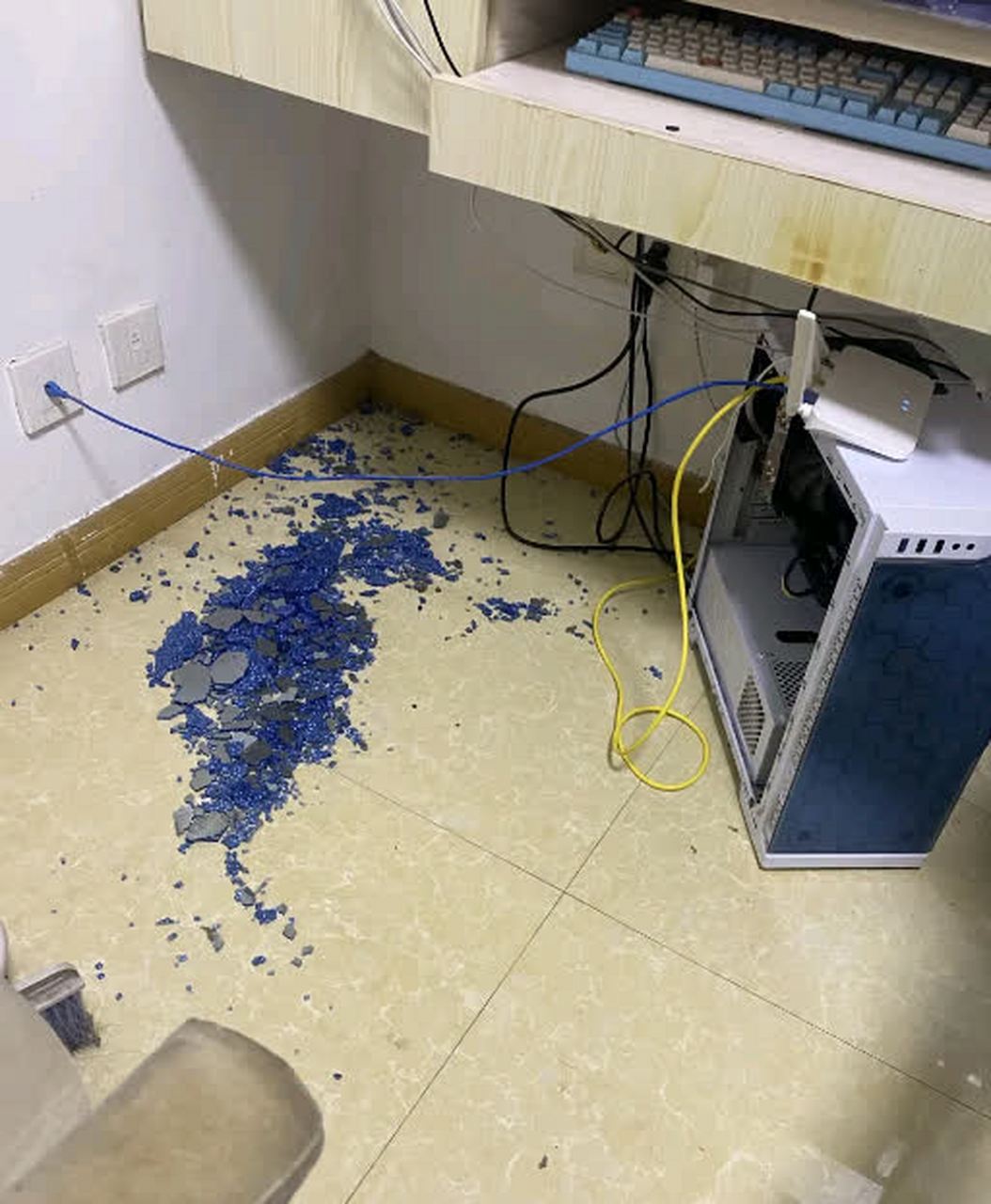 家里主机突然爆炸了怎么办? 这是怎么回事? 是不是太热了?[汗]