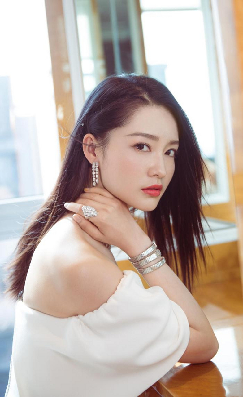 33岁至今单身未婚的李沁,真的是又美又飒,一颦一笑展现迷人魅力