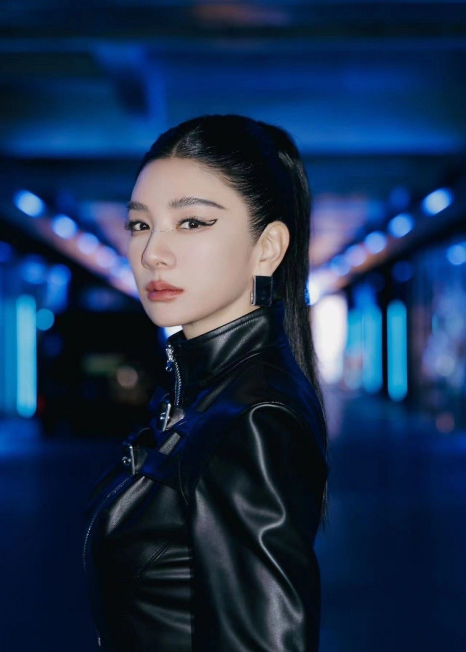 黄奕#最新造型好有二次元ai内味～好酷的皮衣飒姐,一手烂牌能够翻转