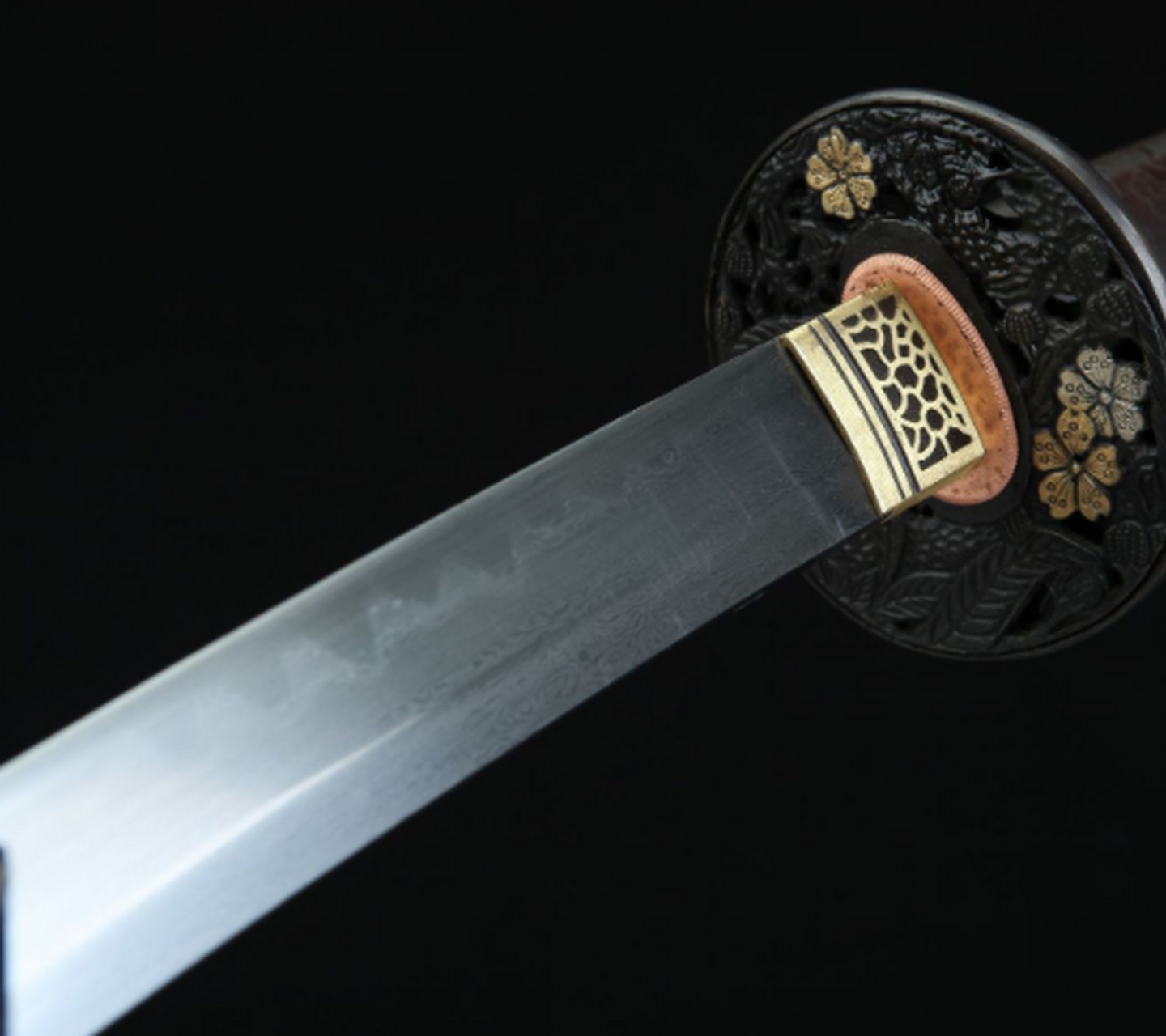 纯铜精雕,古法鎏银;刀鞘:纯铜手工包铜,刻花,将木梢用铜皮包上后起到