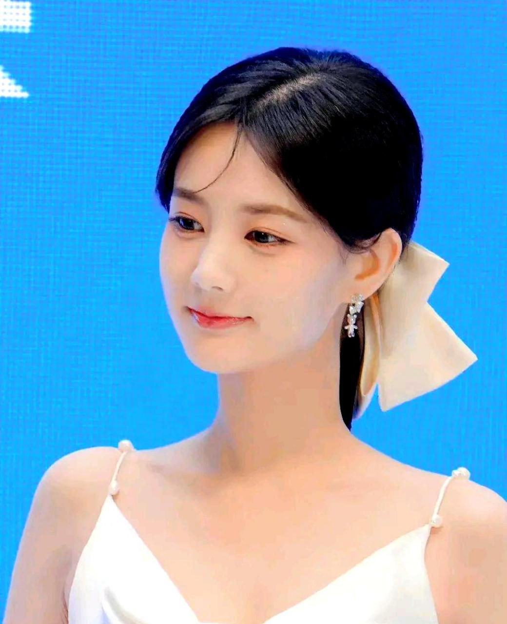 李一桐的笑容如弯月般甜美动人,曾经无法领悟她的美丽,而现在却越看越