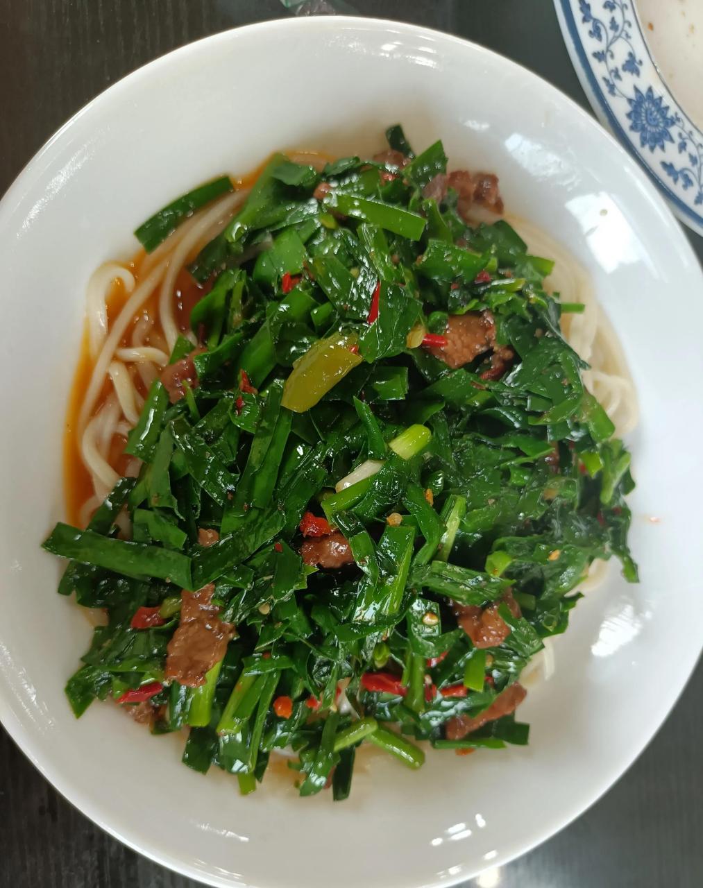 新疆韭菜肉拌面图片