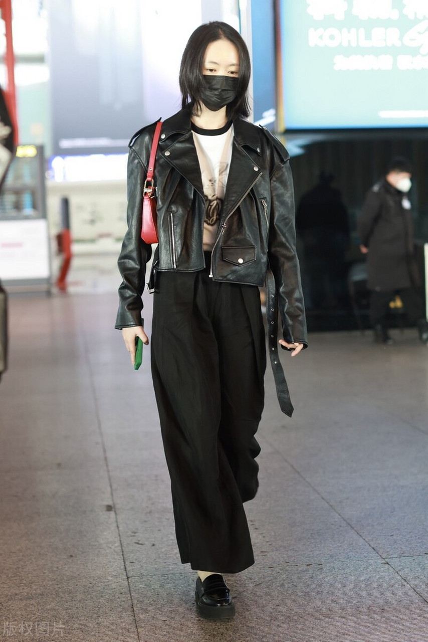 童瑶机场街拍,黑色机车夹克 黑色阔腿裤 印花t恤帅气潇洒!