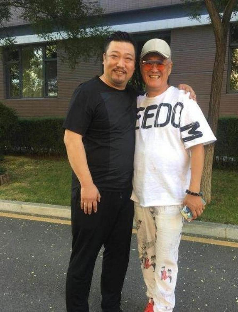 贾冰拜师赵本山,成为赵本山104名弟子里一员!