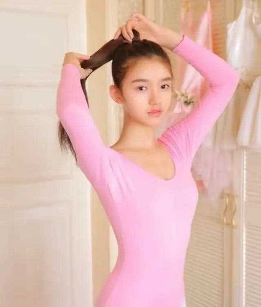 林允早期写真 粉色芭蕾舞蹈服搭配高马尾,清纯靓丽 也太了吧!