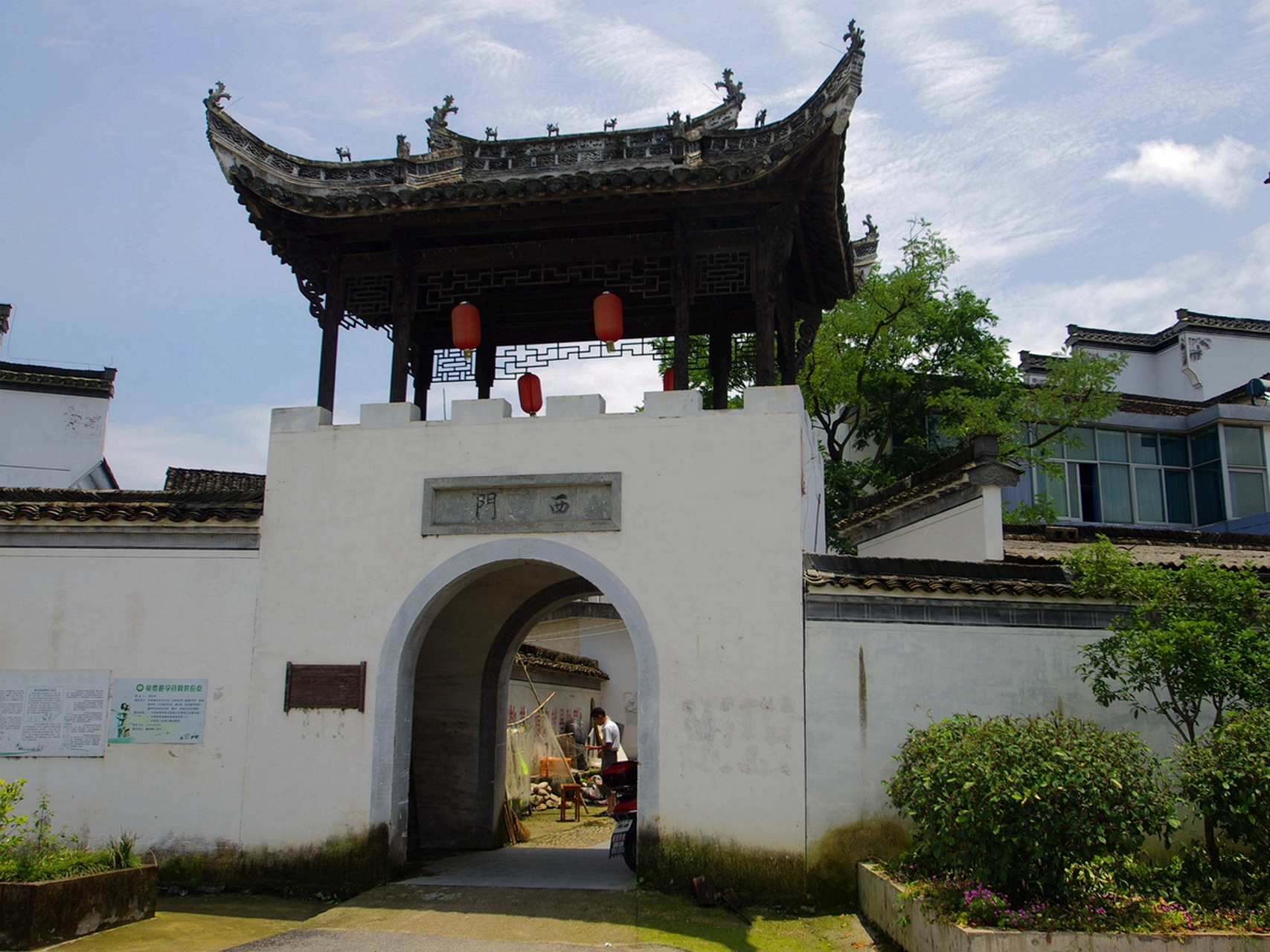 仁里古镇位于徽州绩溪,是晚清红顶商人胡雪岩少儿时代的嬉戏和启蒙地