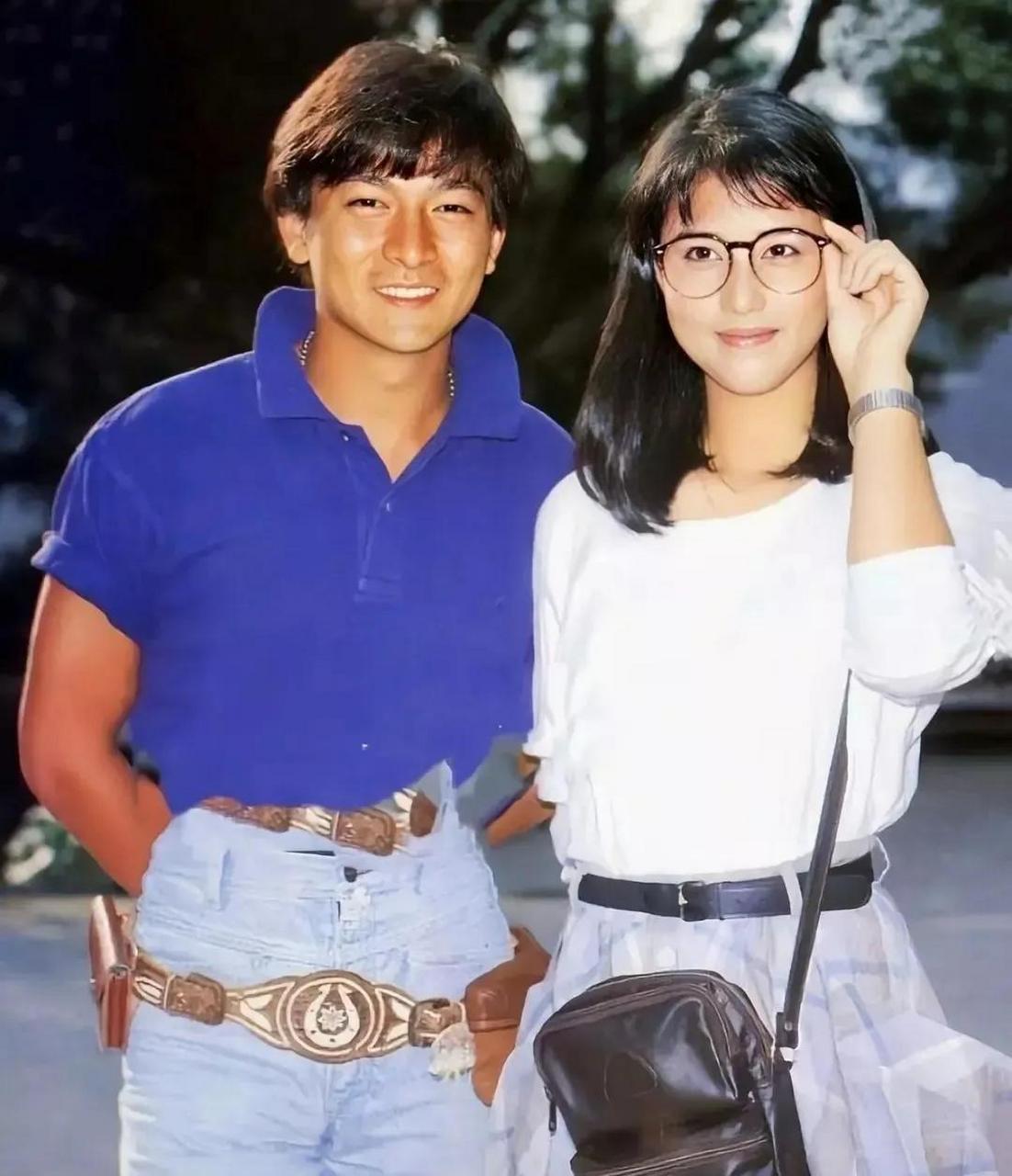 刘德华和周海媚的一张合照流传至今,让很多人颇感怀旧.