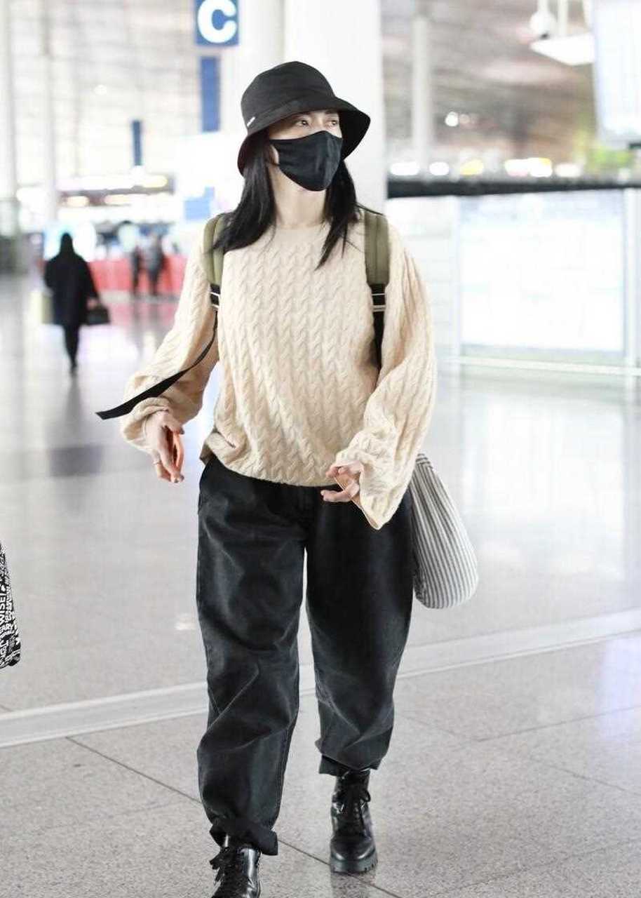 机场街拍,姚晨米色绞花毛衣 束脚牛仔裤 渔夫帽休闲酷感.[悠闲]