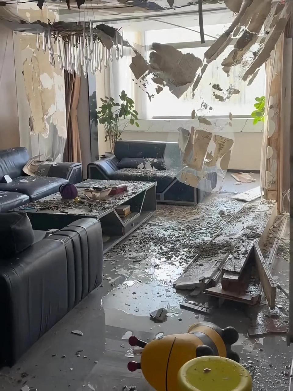 花了50万去装修, 结果我家的吊顶直接塌了, 整个家都报废了.