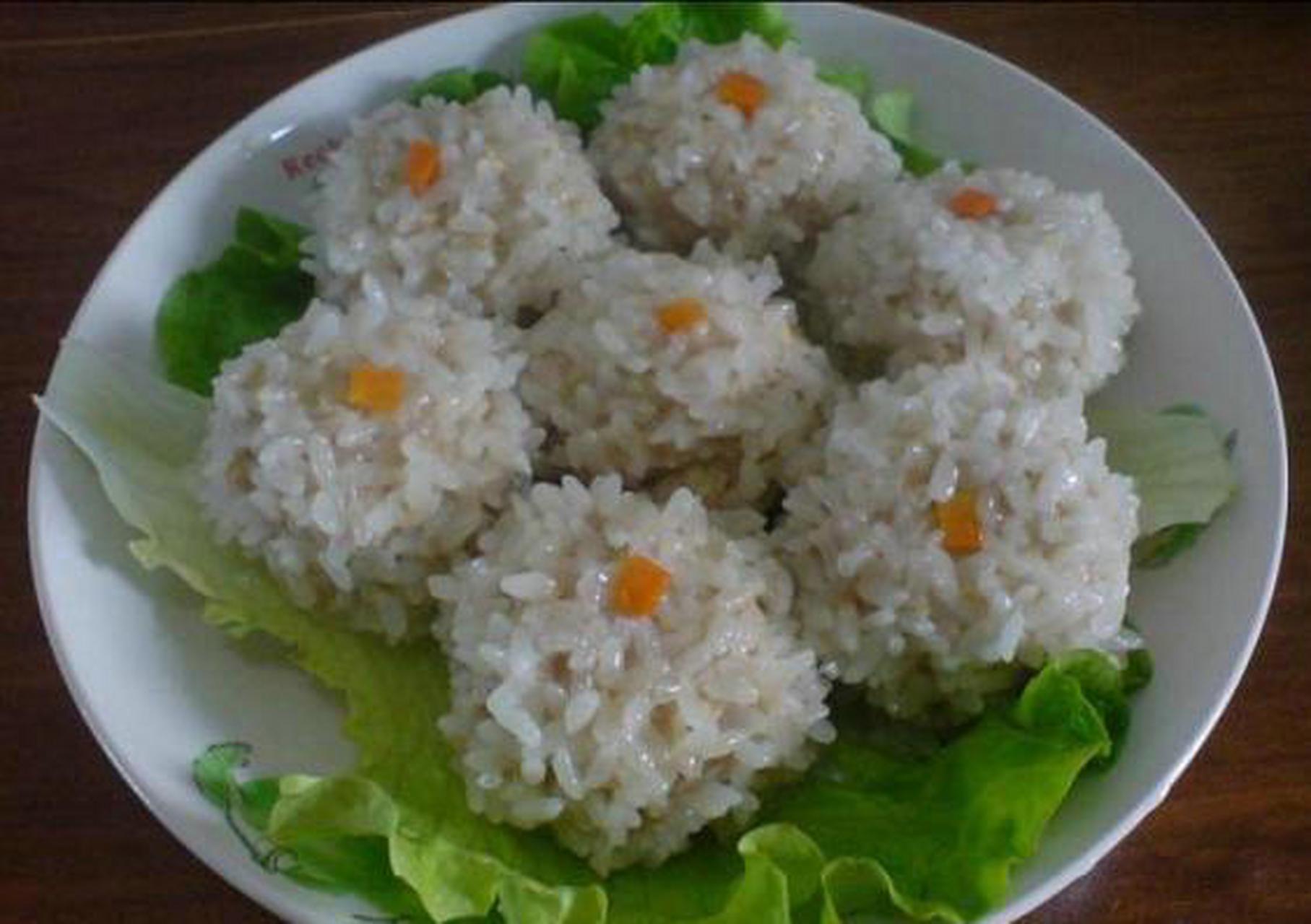 这道珍珠圆子,外形圆圆滚滚,晶莹饱满.