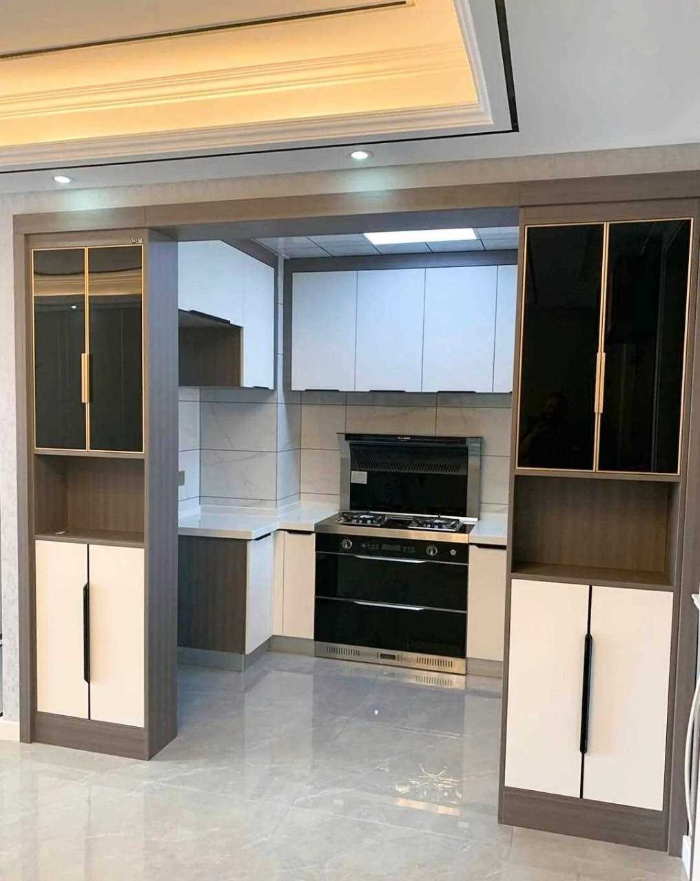 厨房门口全部打开,两侧做了两个柜子,中间正好是两个拉门的尺寸