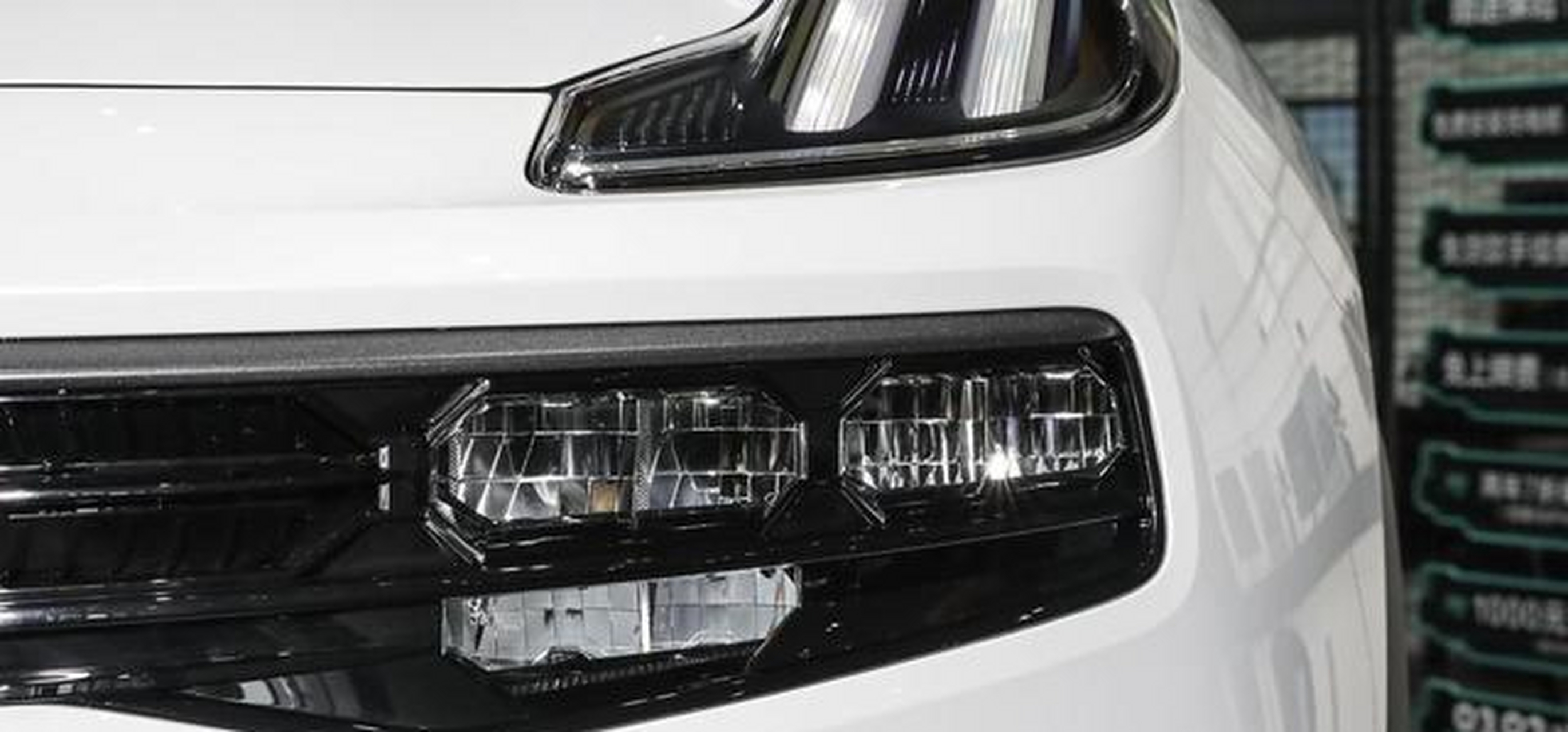 来到车尾,领克06 phev的led尾灯也很有特色,中央采用了贯通一体式的