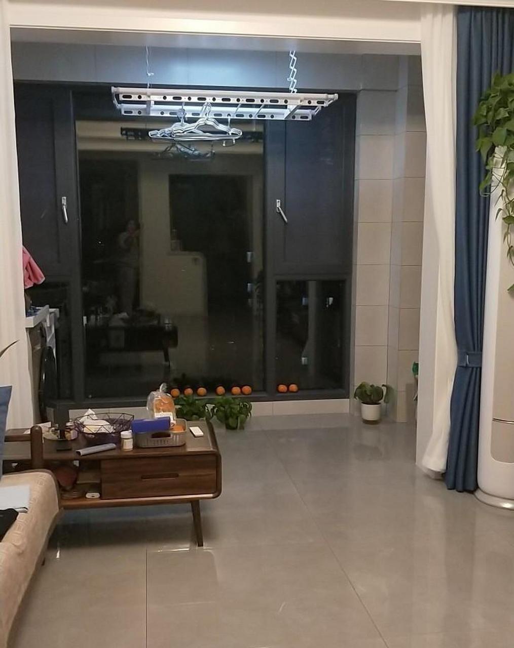 新房入住一段时间,非常喜欢家里的客厅吸顶灯,晚上照明亮度足够.