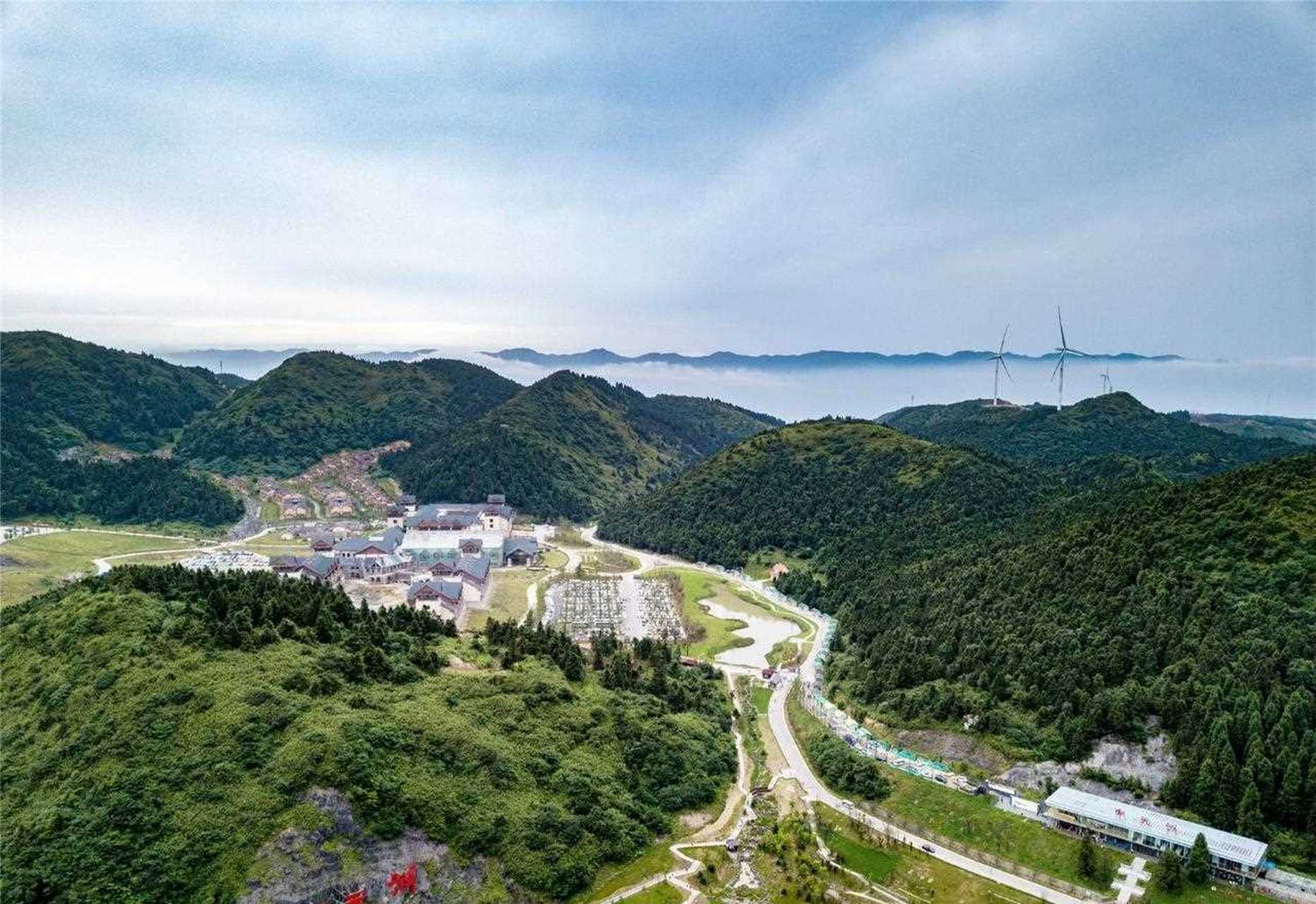 丰都南天湖景区,有着重庆境内海拔最高的高山湖泊,海拔高度超过1800米